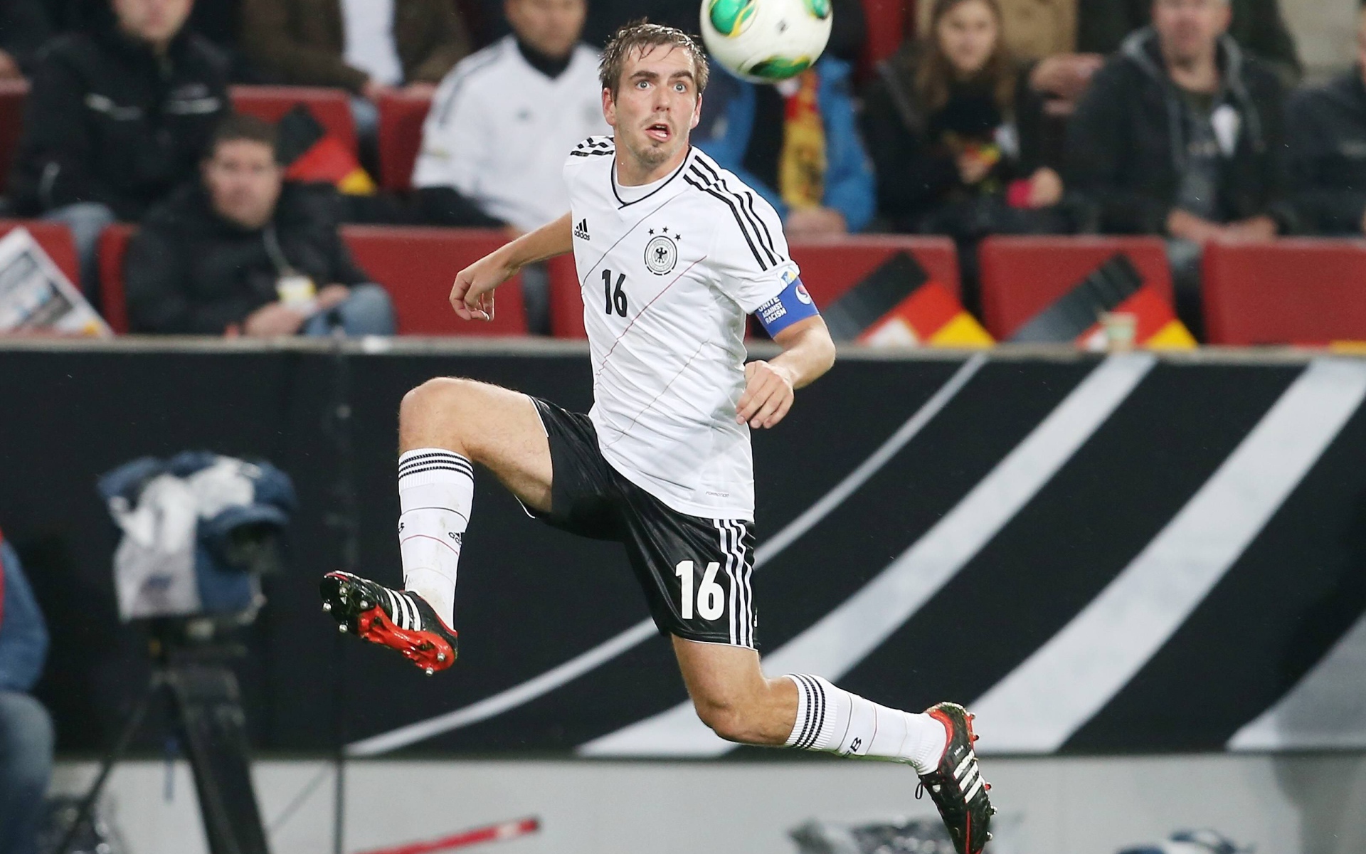 Игрок из Бавария Филипп Лам пытаясь ударить по мячу