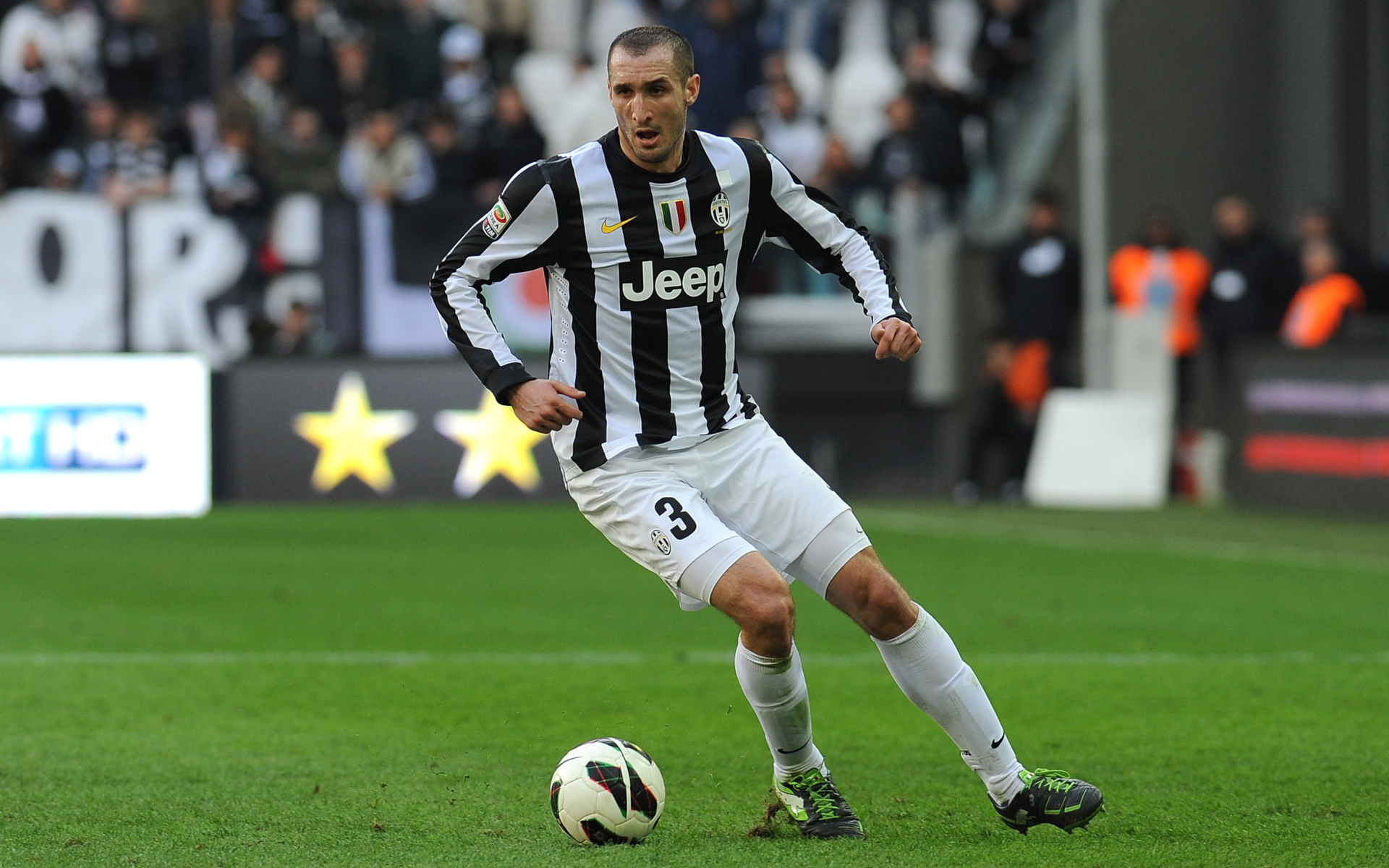 Игрок Ювентуса Джорджо Кьеллини с мячом