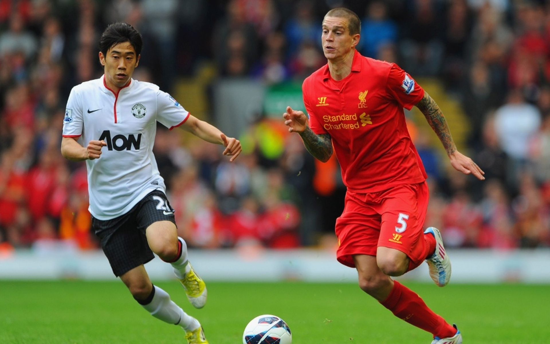 Игрок Ливерпуля Даниэль Аггер бежит вперед на мяч