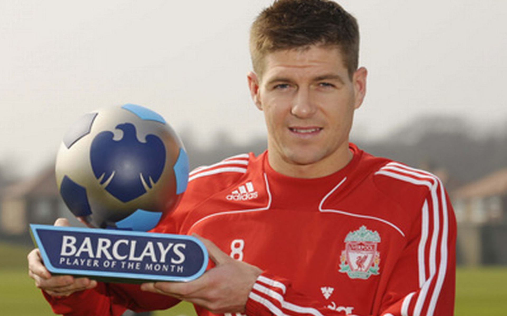  Игрок Ливерпуля Стивен с другими трофеем