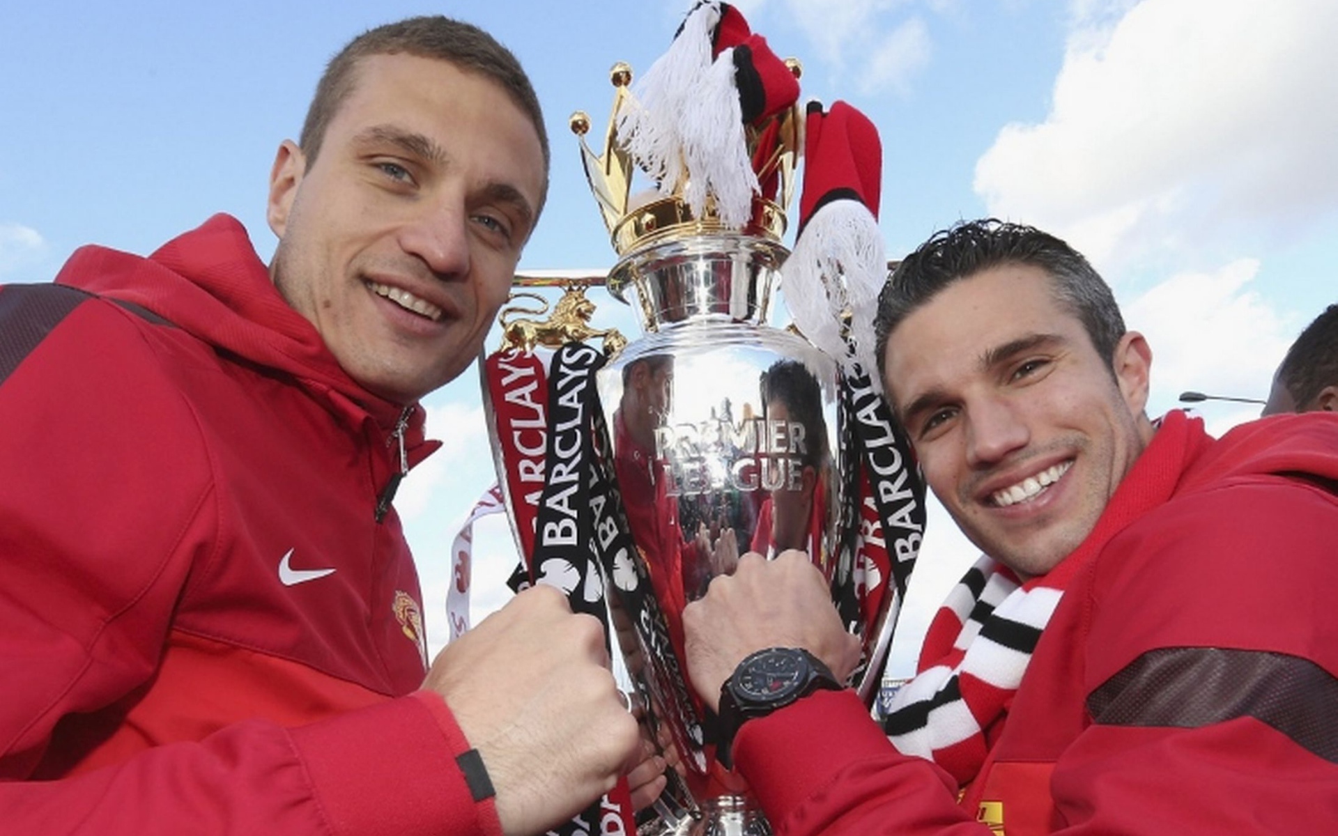 Игрок Манчестер Юнайтед Неманья Видич с трофеем