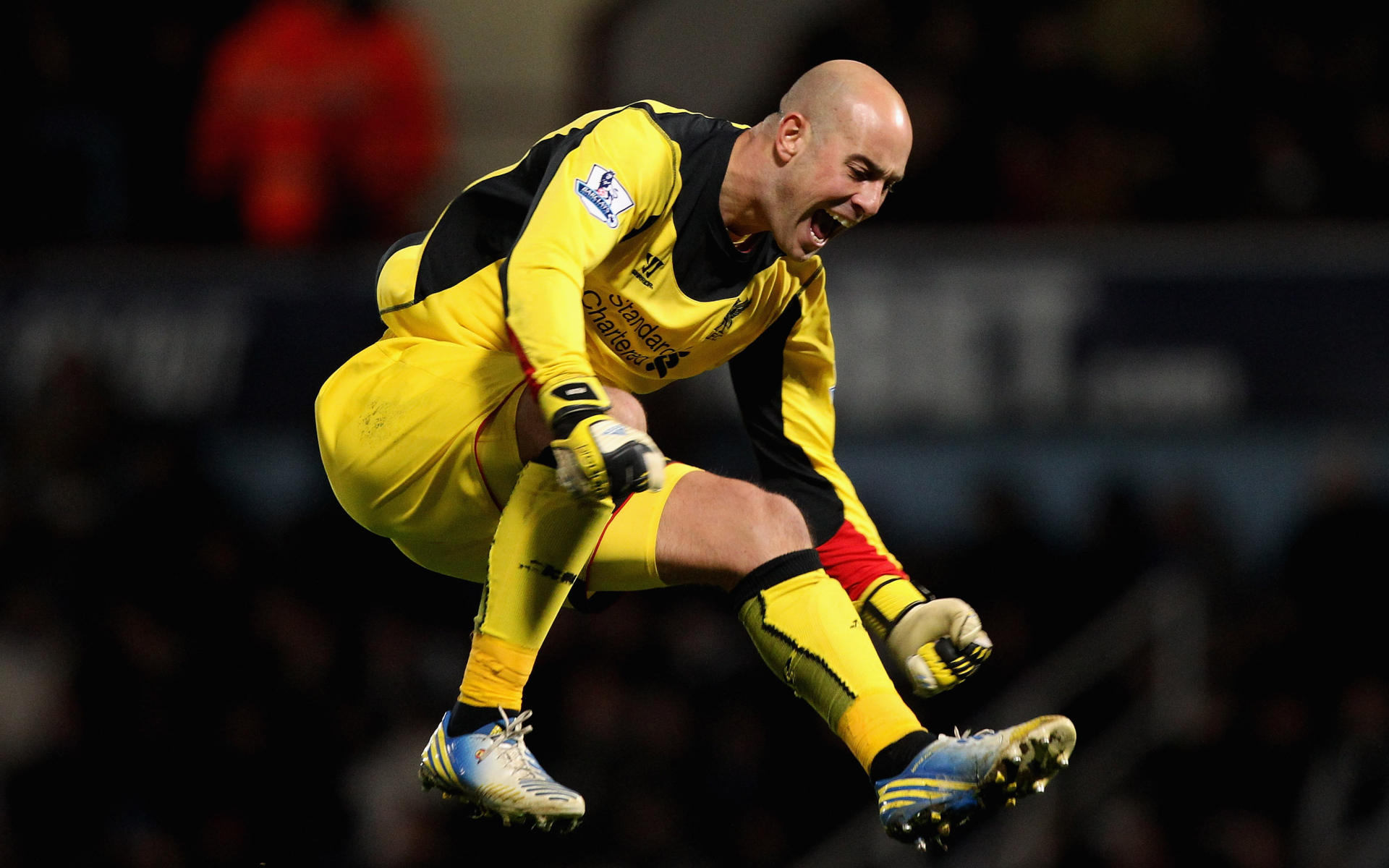 Игрок из Наполи Пепе Рейна в воздухе