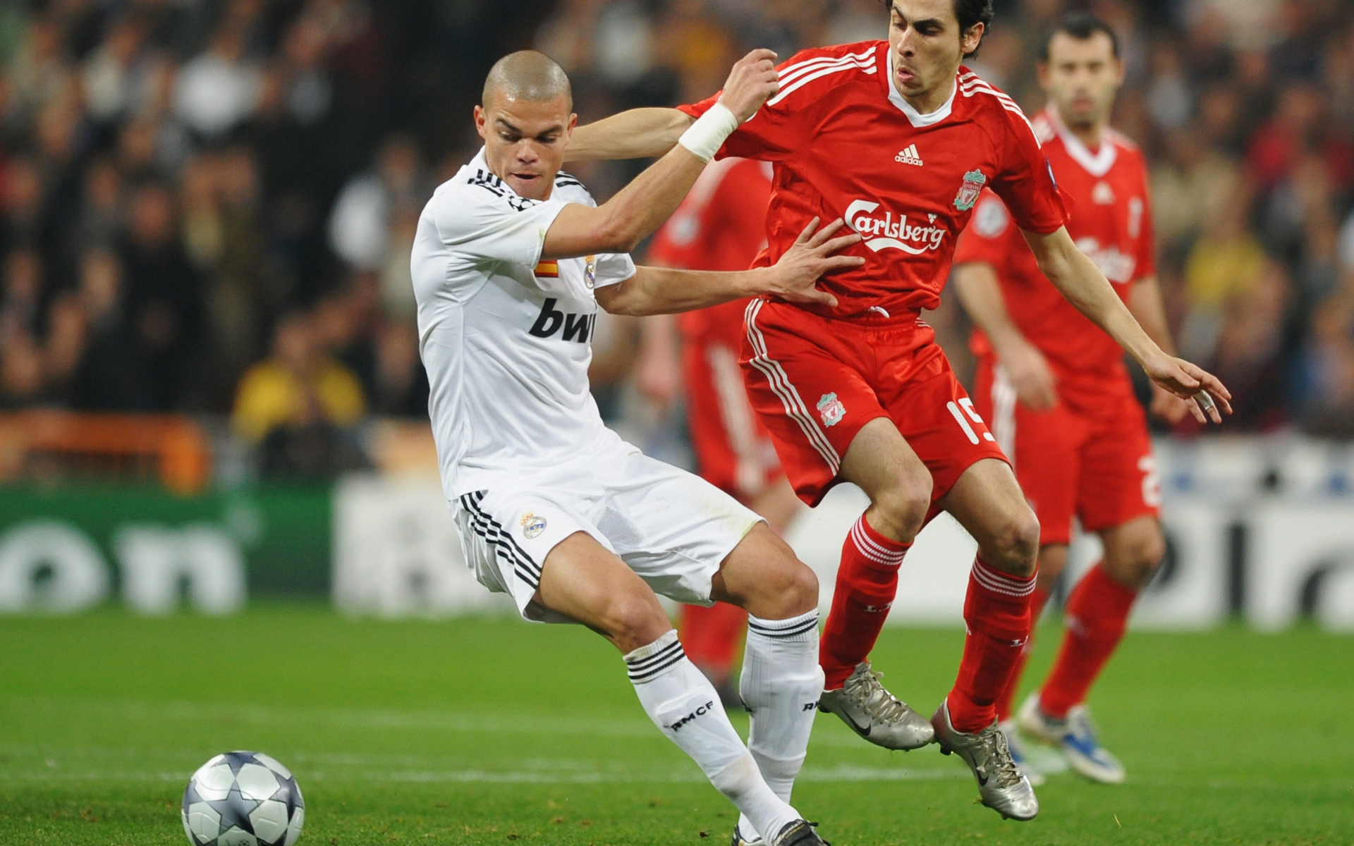 Игрок мадридского Реала Пепе защищает свои ворота