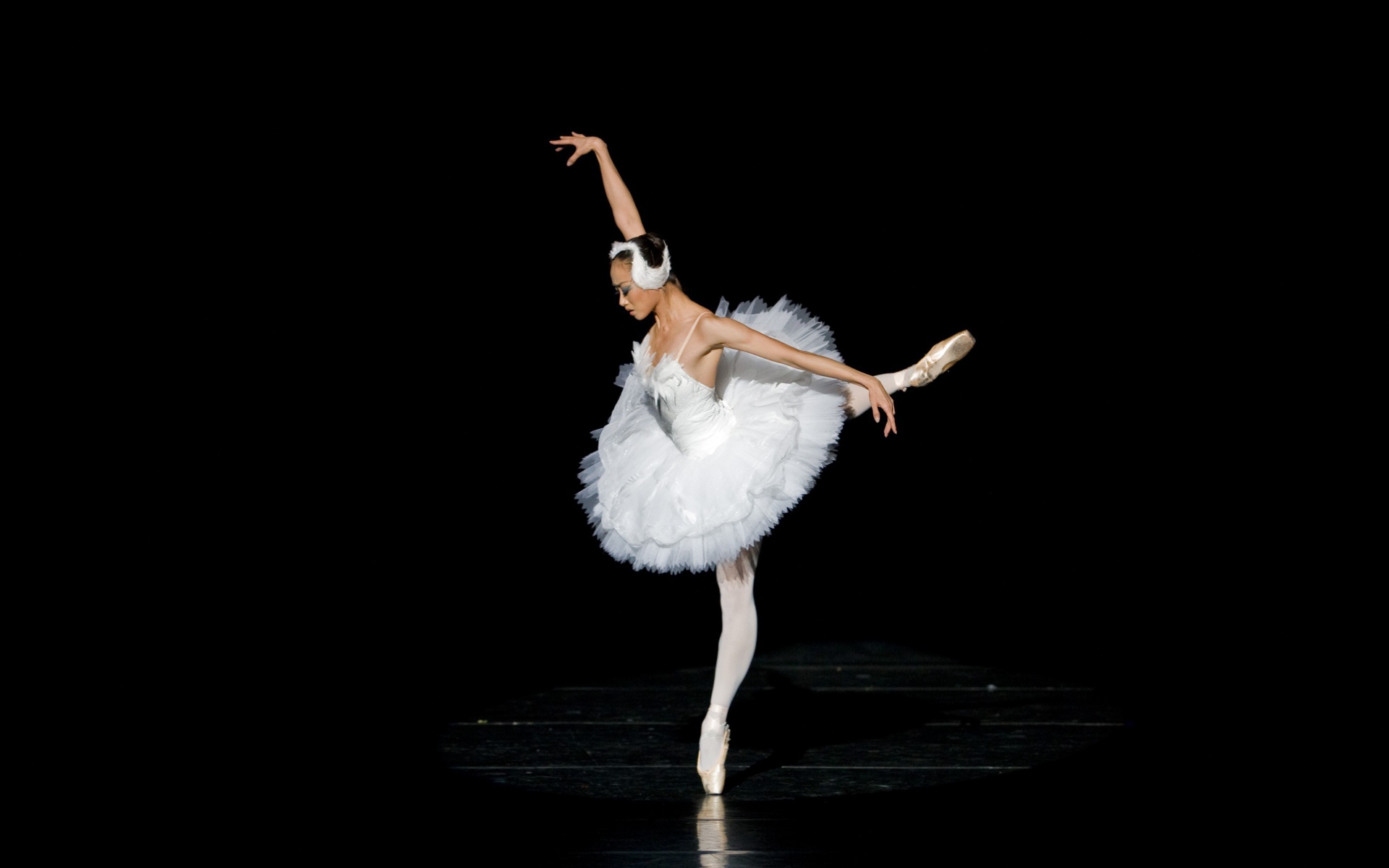 Балерина белый лебедь