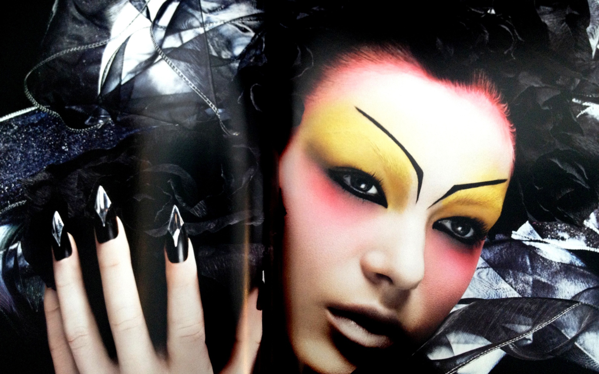 Фотография девушки из журнала