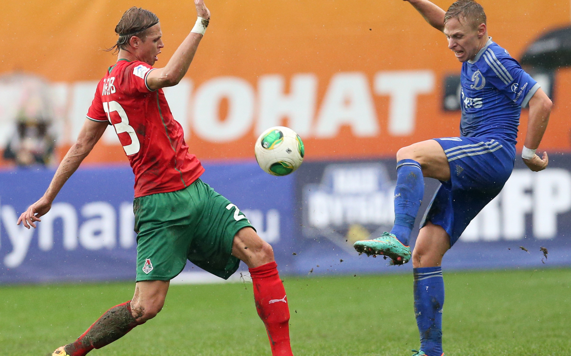 Полузащитник московского Локомотива Виталий Денисов борется за мяч