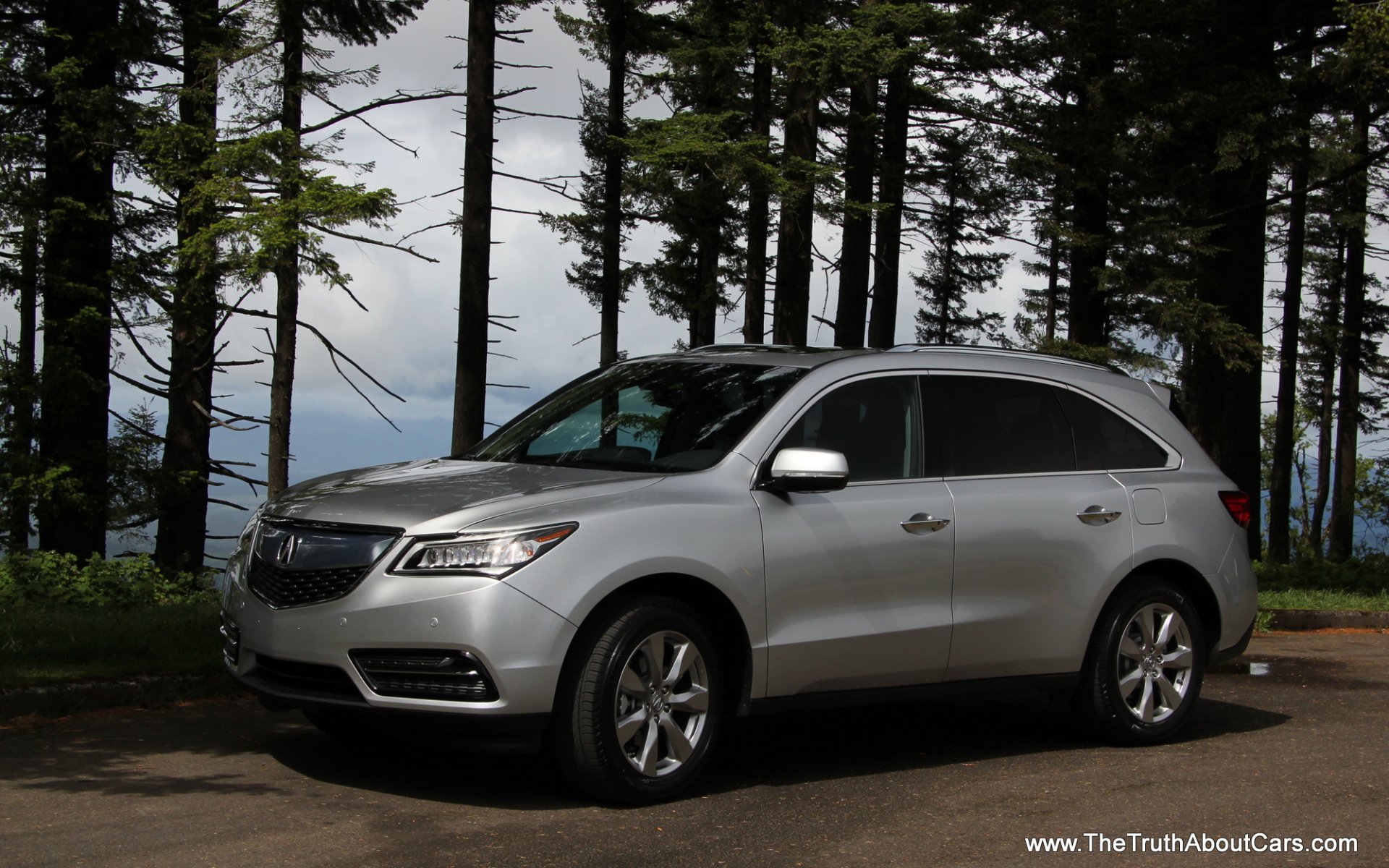 Автомобиль Acura RDX 2014 на дороге