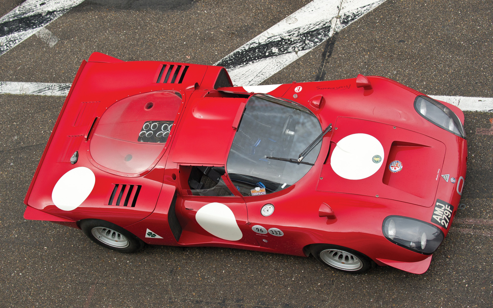 Автомобиль Alfa Romeo 33 на дороге