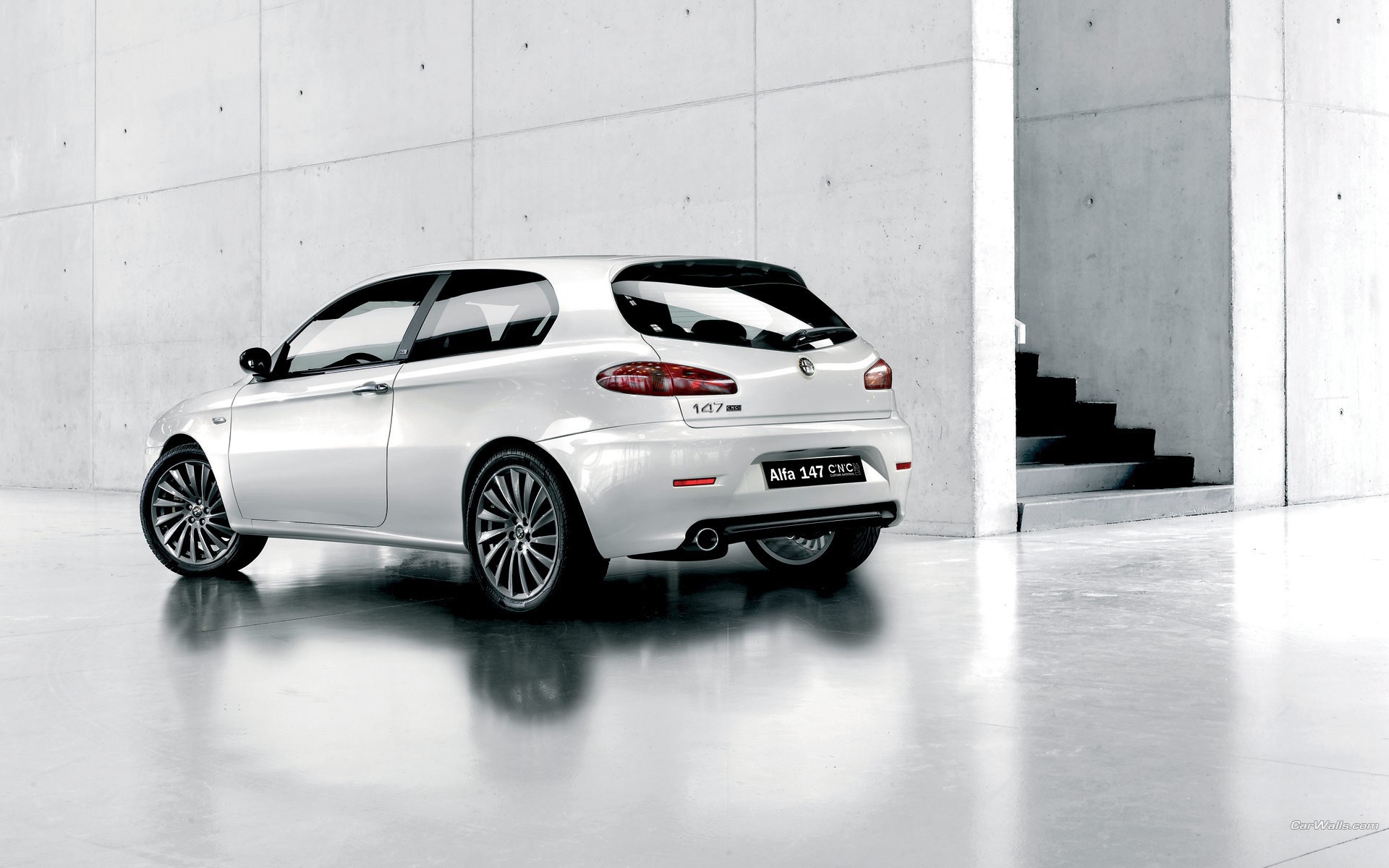 Альфа Ромэо у белой стены