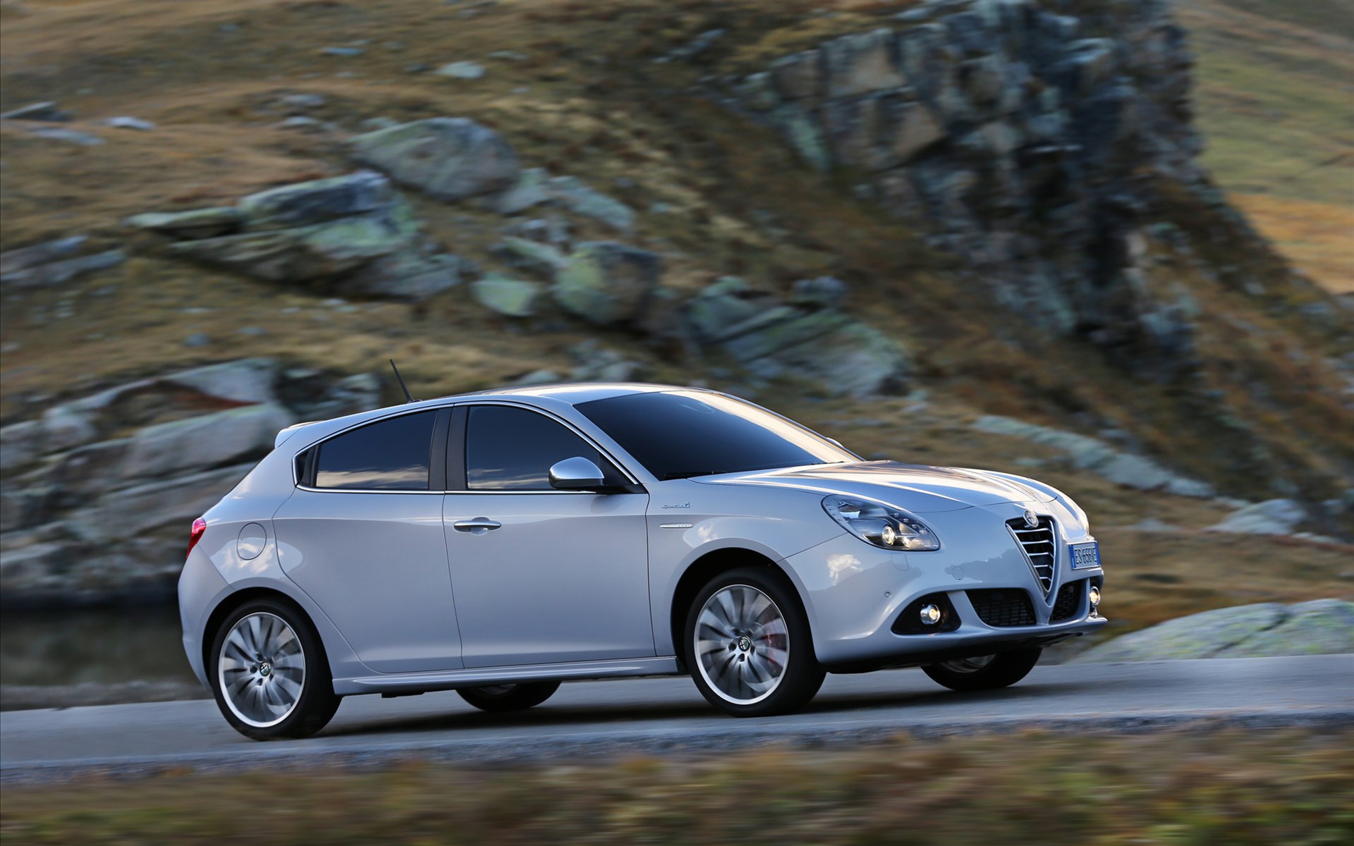 Красивый автомобиль Alfa Romeo giulietta 2014