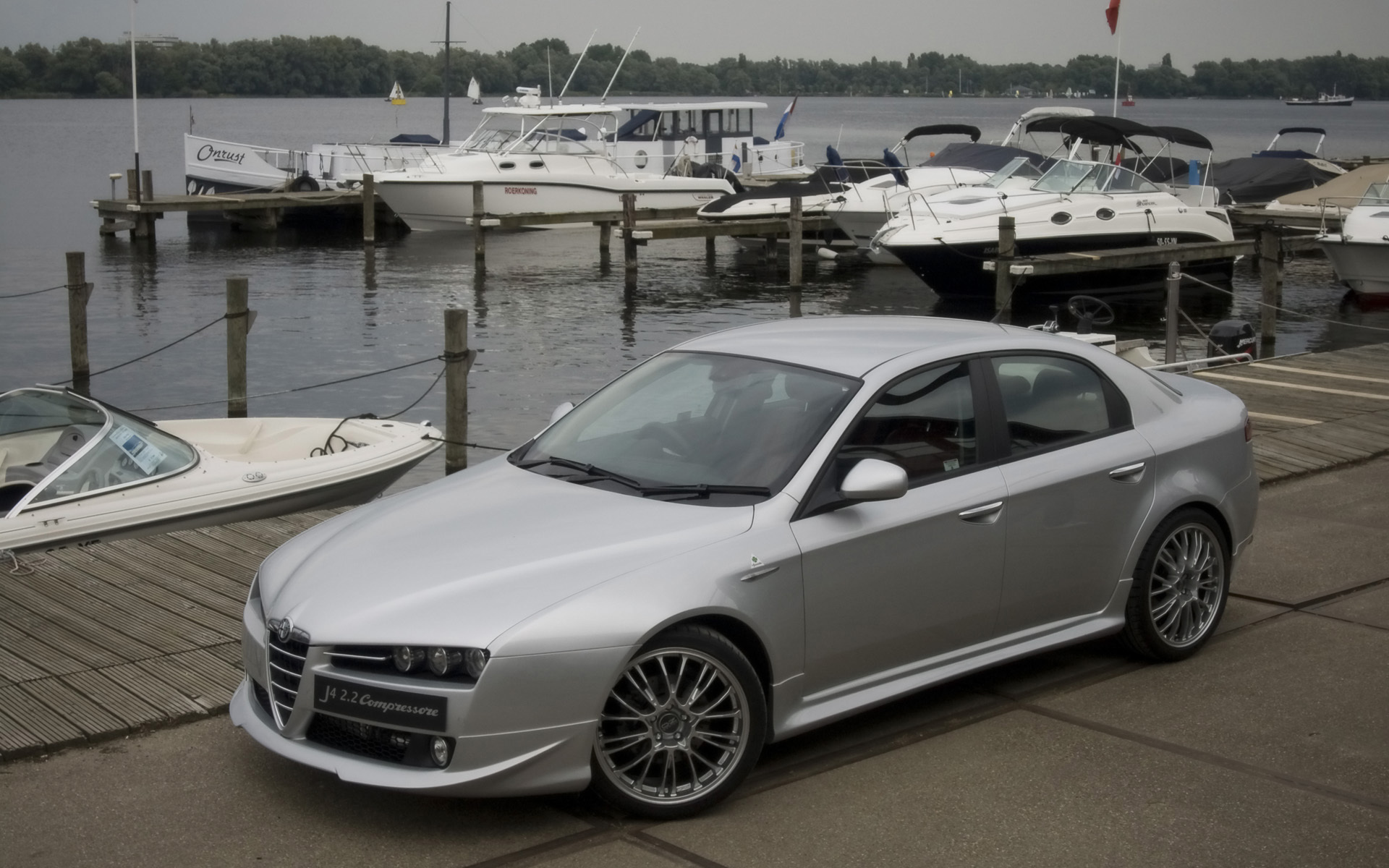 Серебристая Alfa Romeo 159