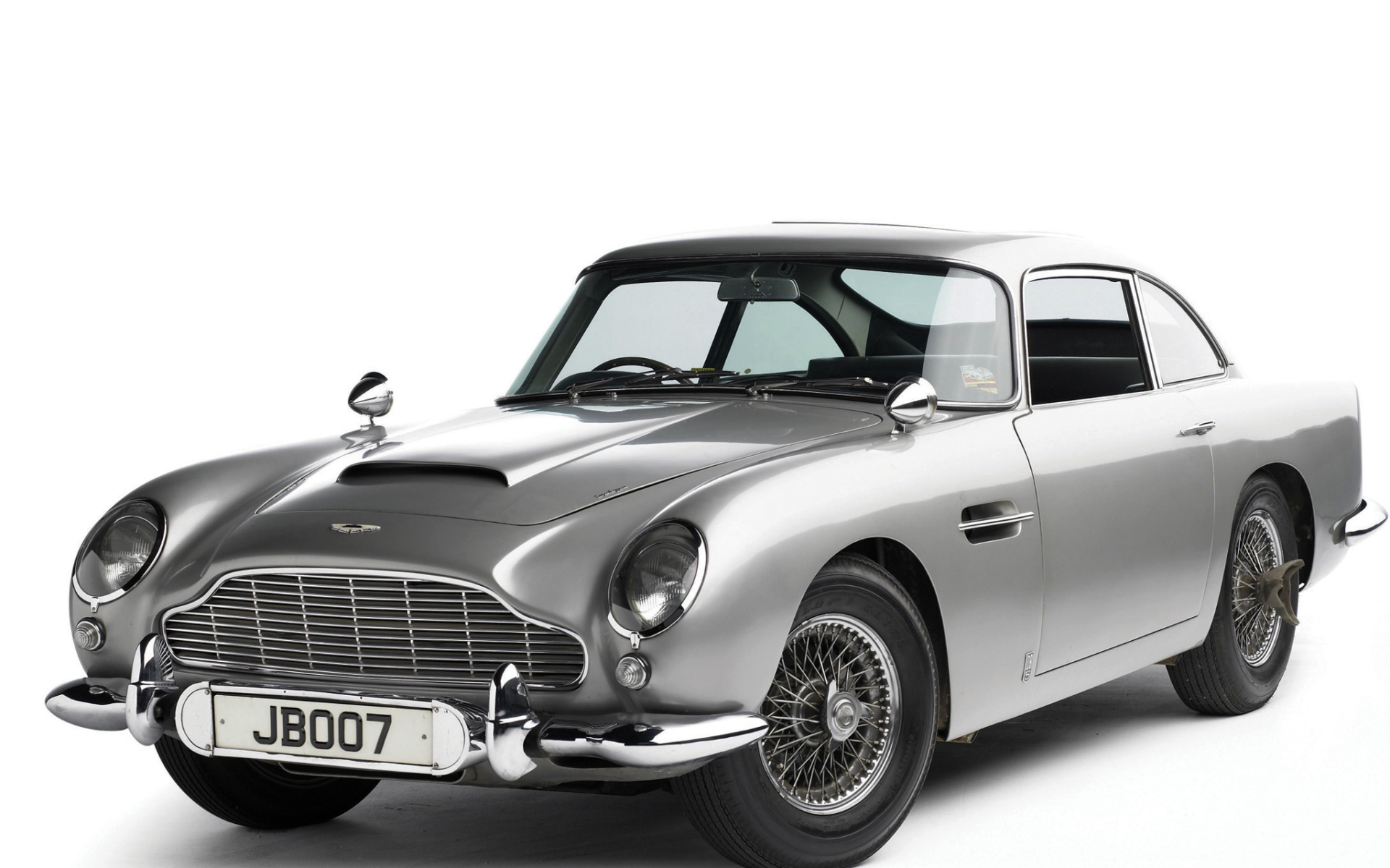 Автомобиль Aston Martin db5 на дороге