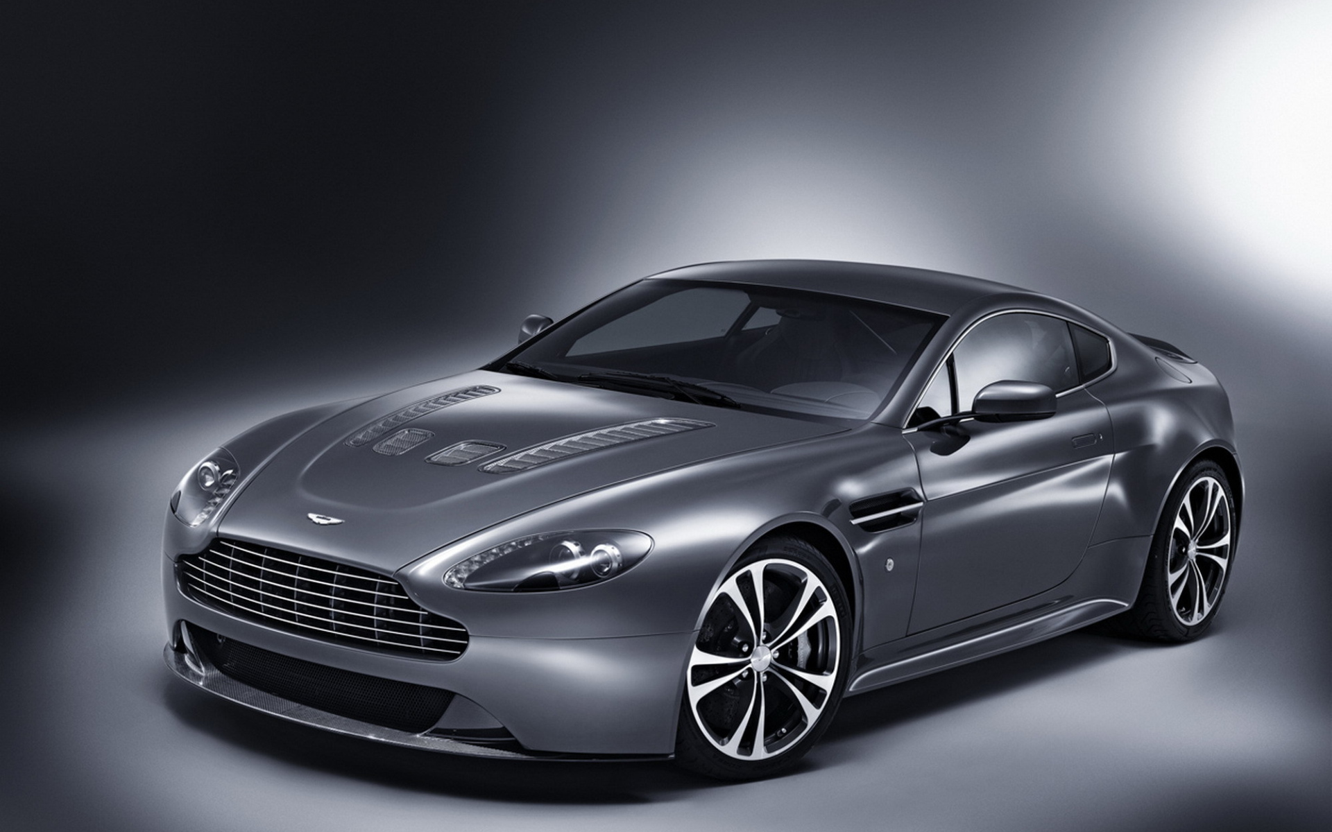 Красивый автомобиль Aston Martin top gear