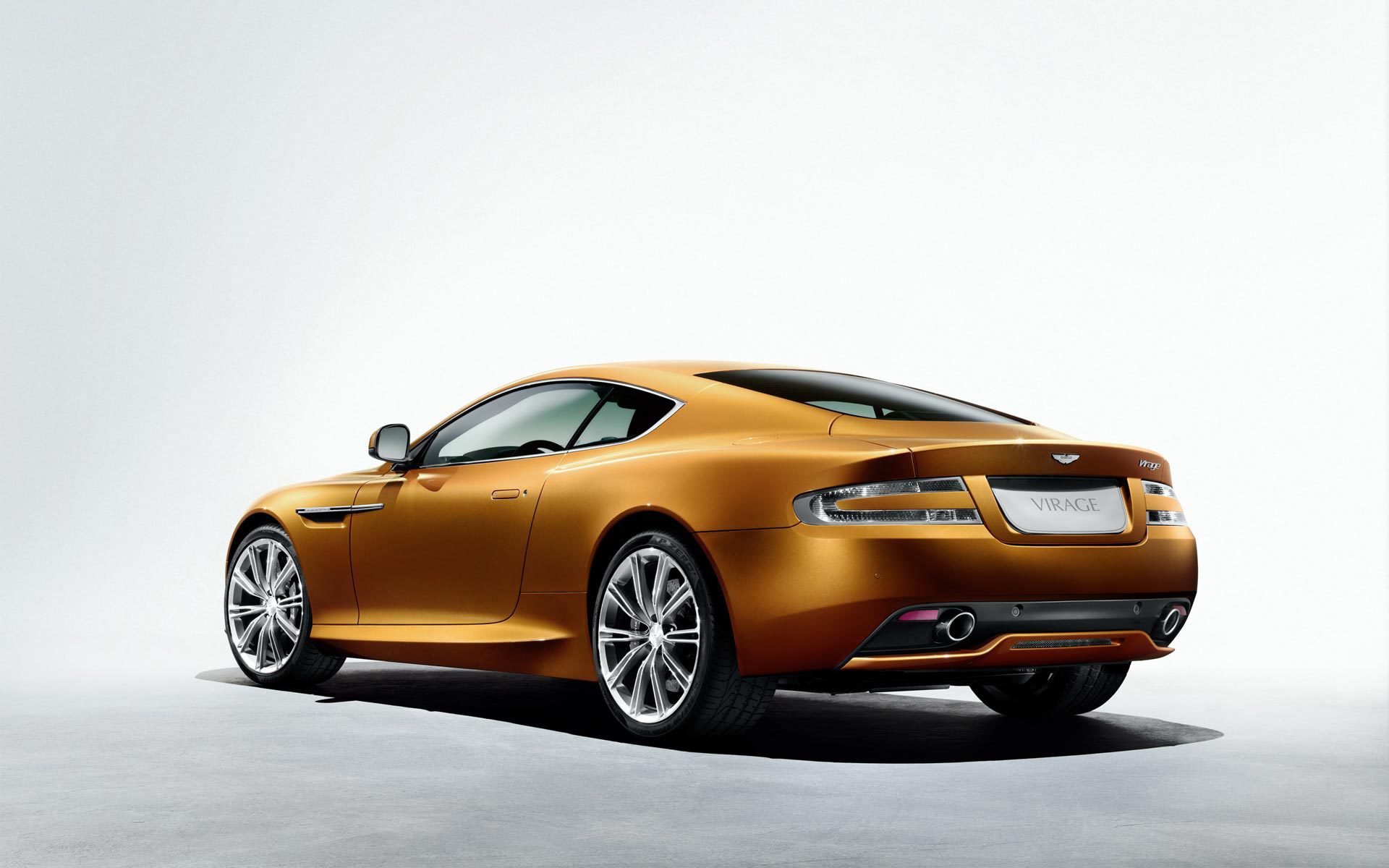 Красивый автомобиль Aston Martin virage в Москве