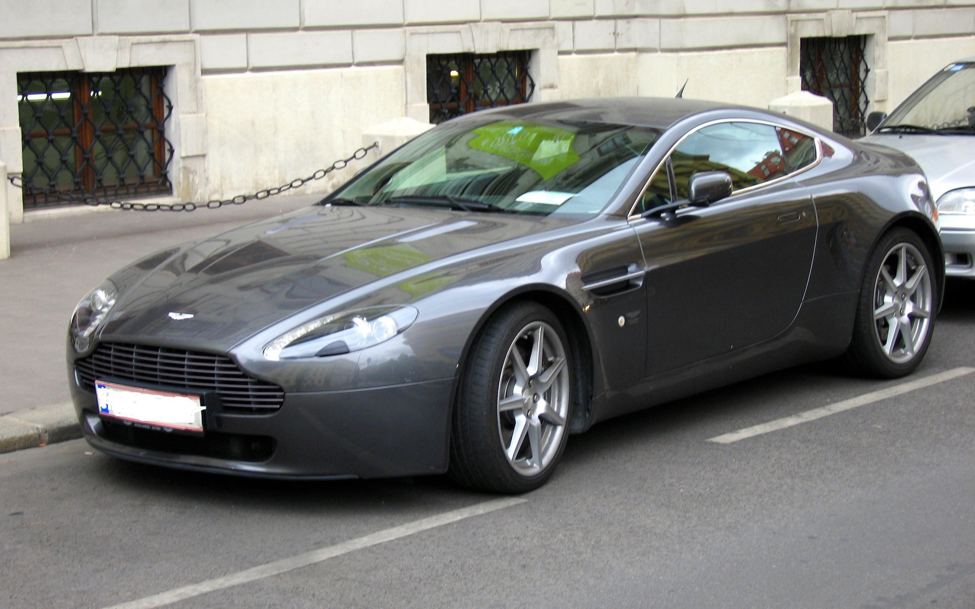 Автомобиль Aston Martin aspire на дороге