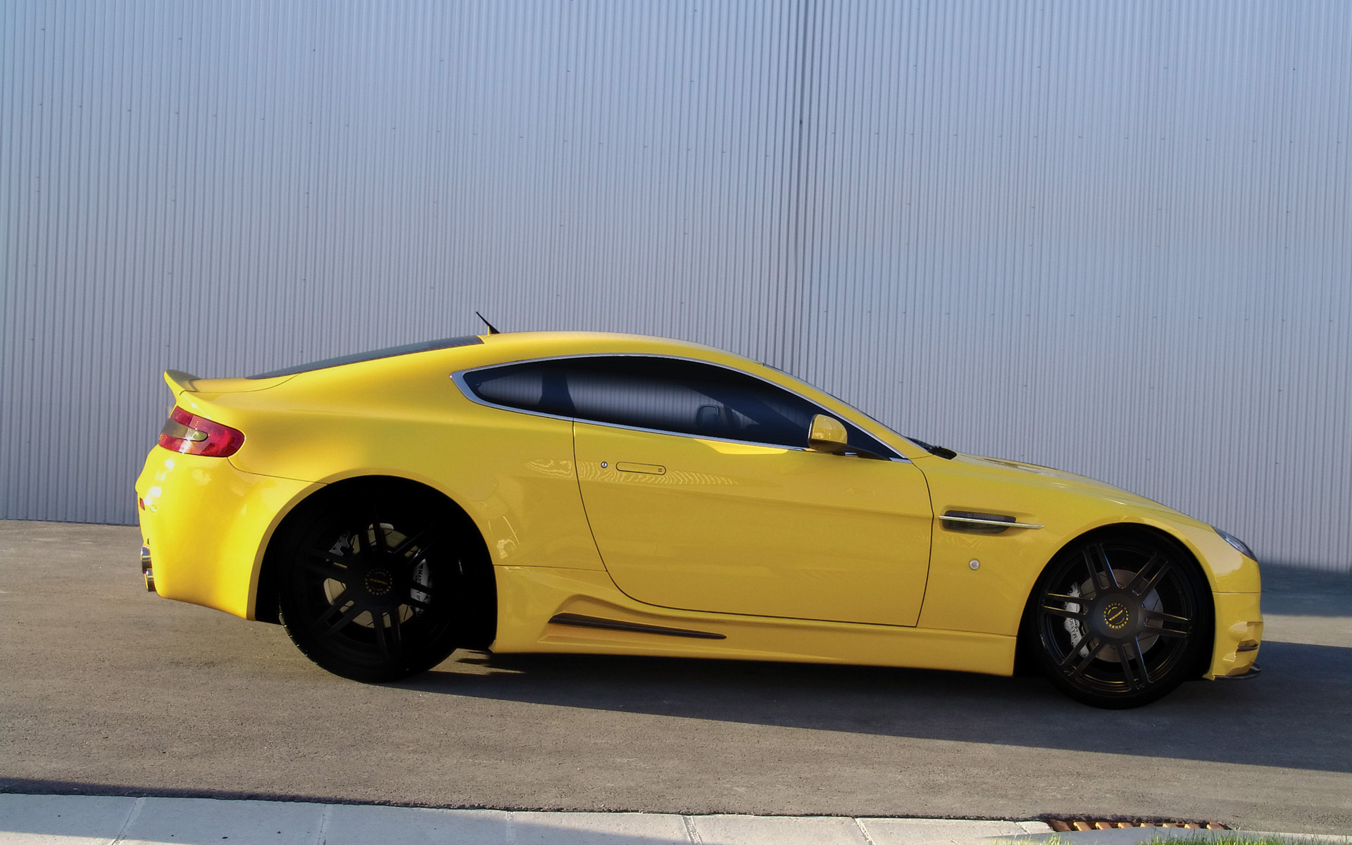 Надежная машина Aston Martin mansory