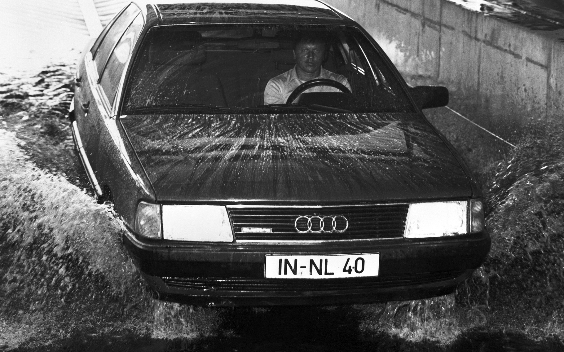 Автомобиль Audi 100 на дороге
