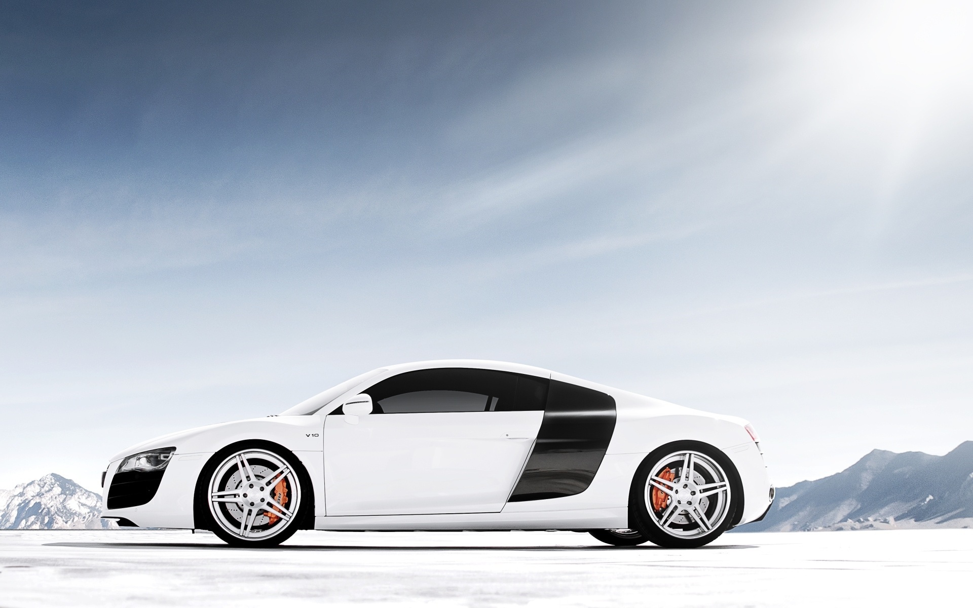 Белый автомобиль Audi r8 v10