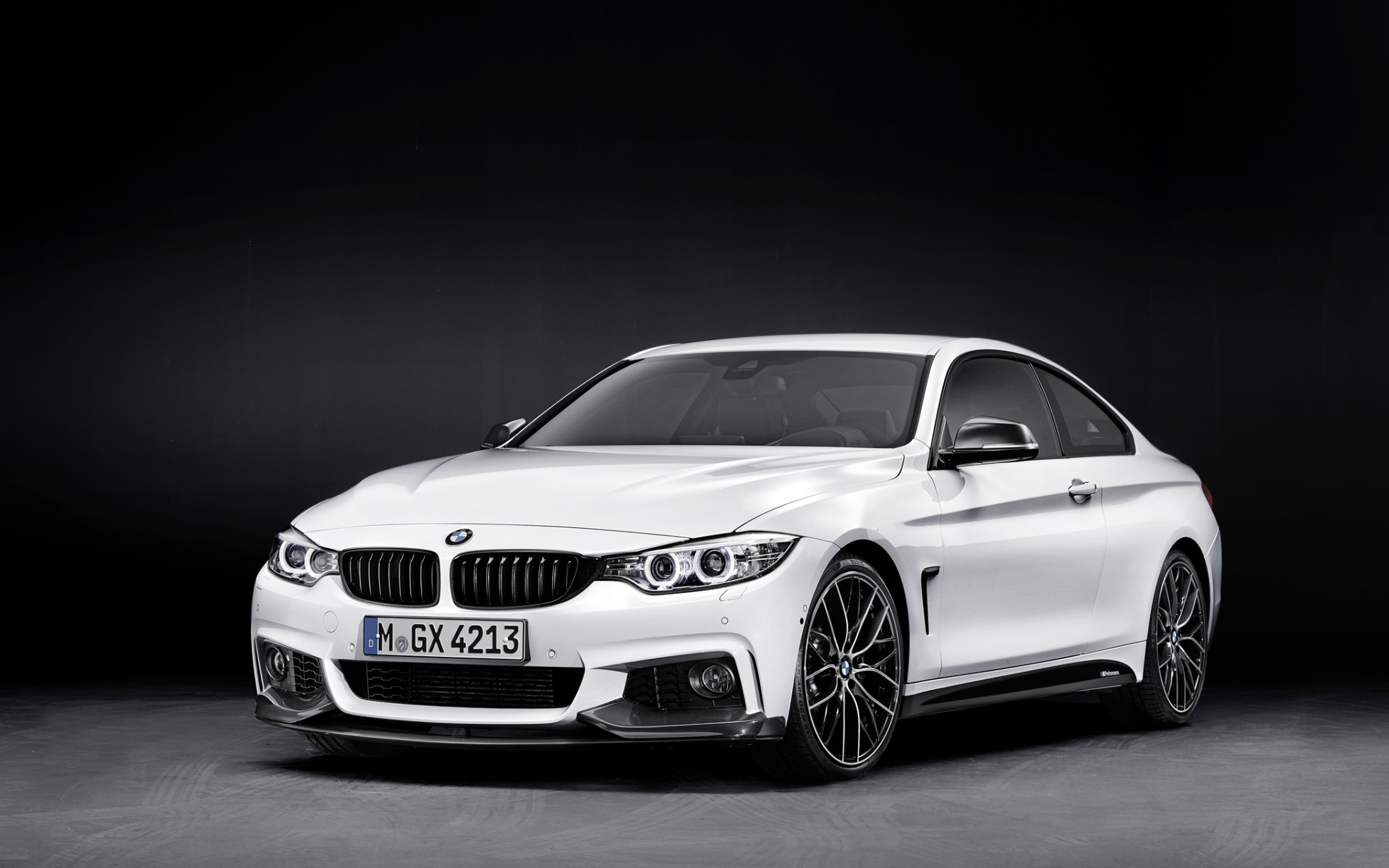 Автомобиль BMW 4-series 2014 года на дороге