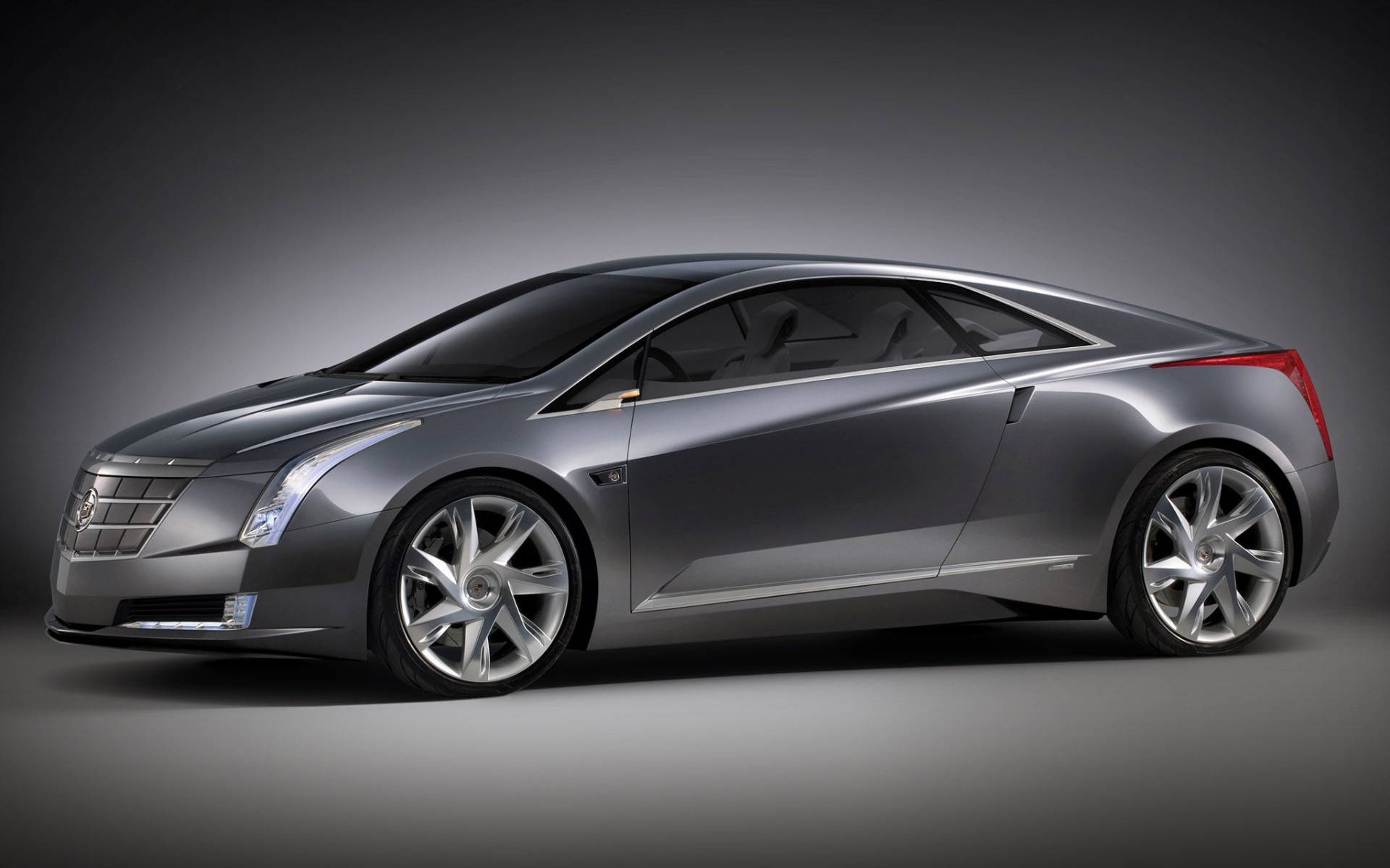 Автомобиль Cadillac ERL 2014 года на дороге