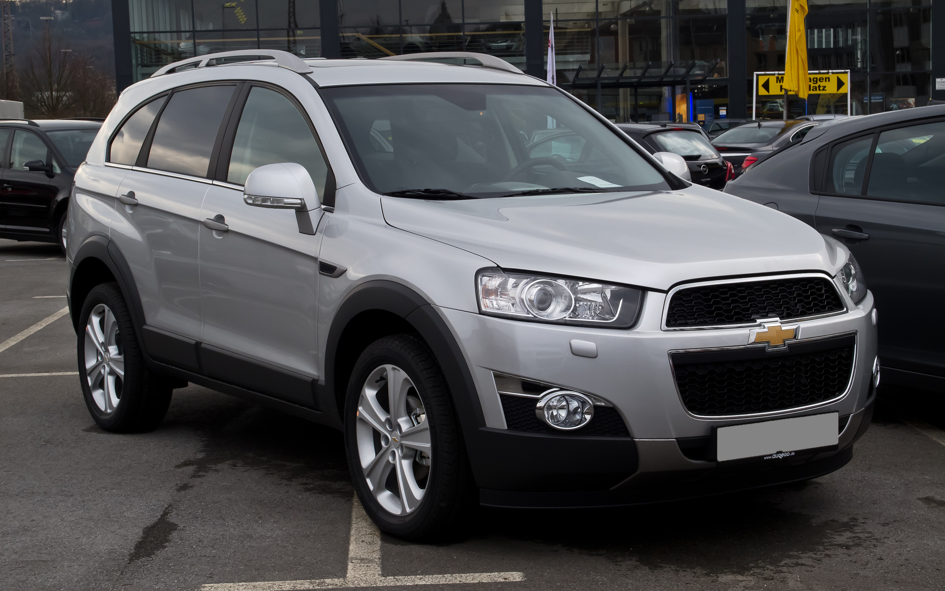 Автомобиль Chevrolet Captiva 2014 на дороге