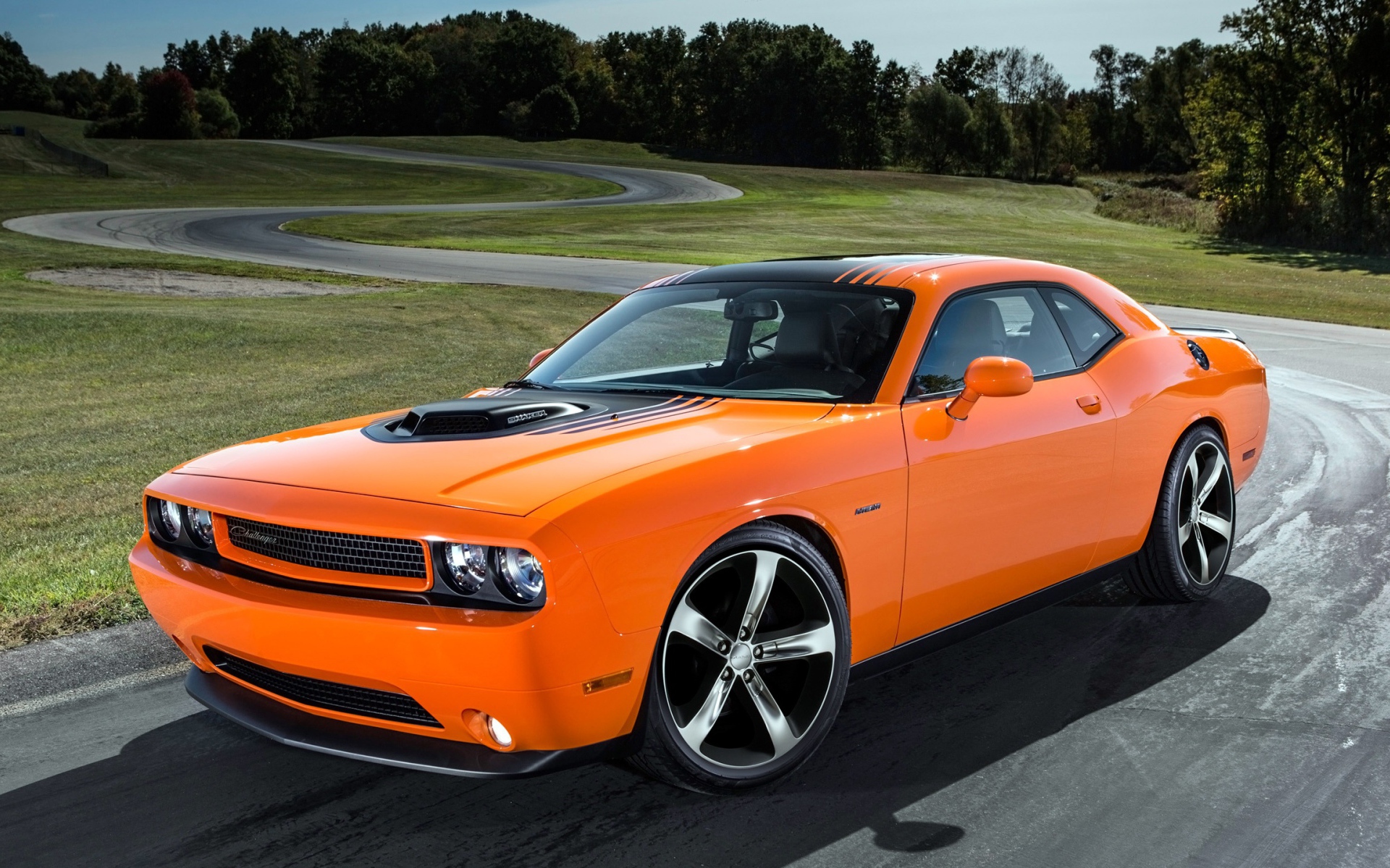 Оранжевый Dodge Challenger RT