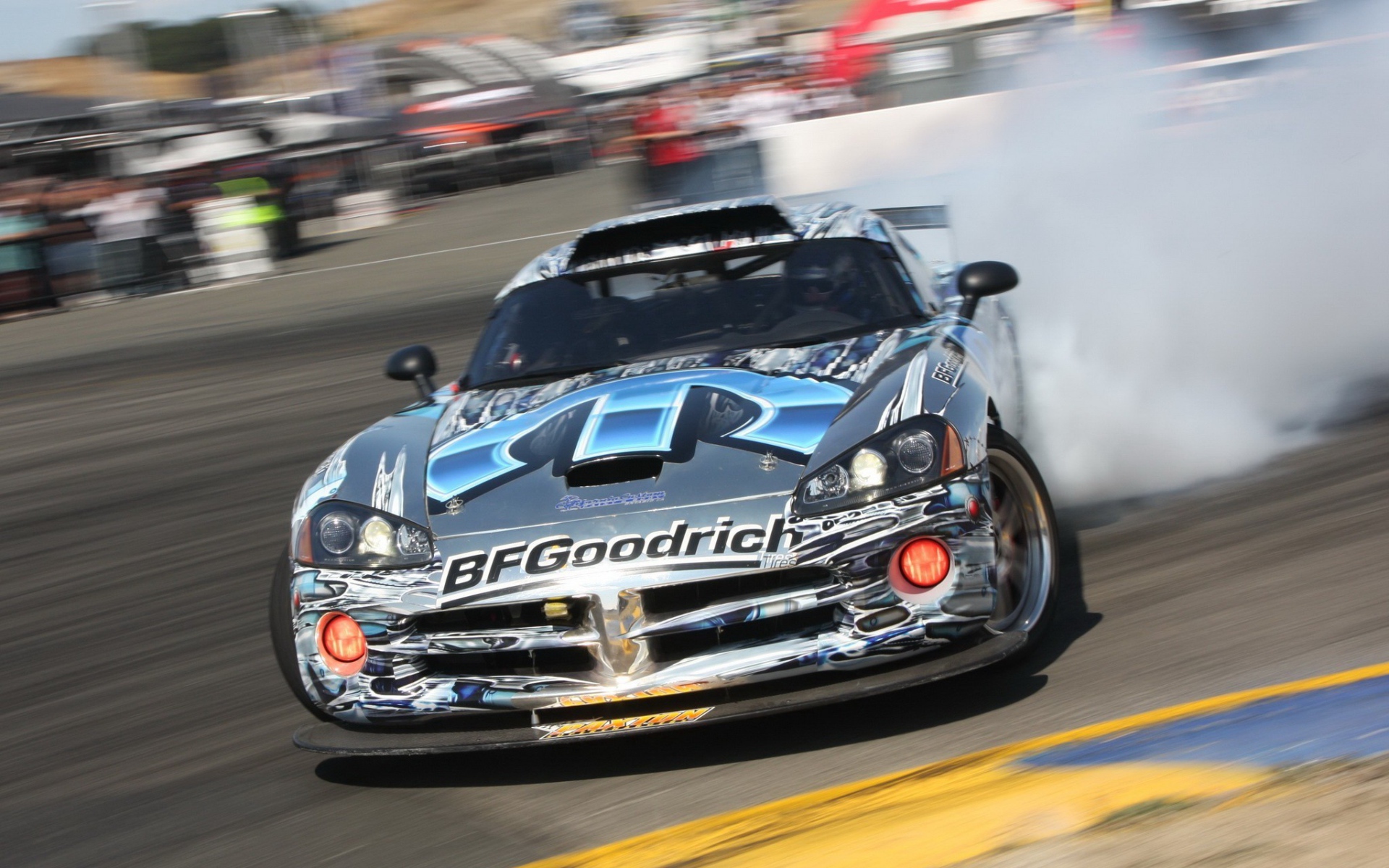 Додж випер на заносе