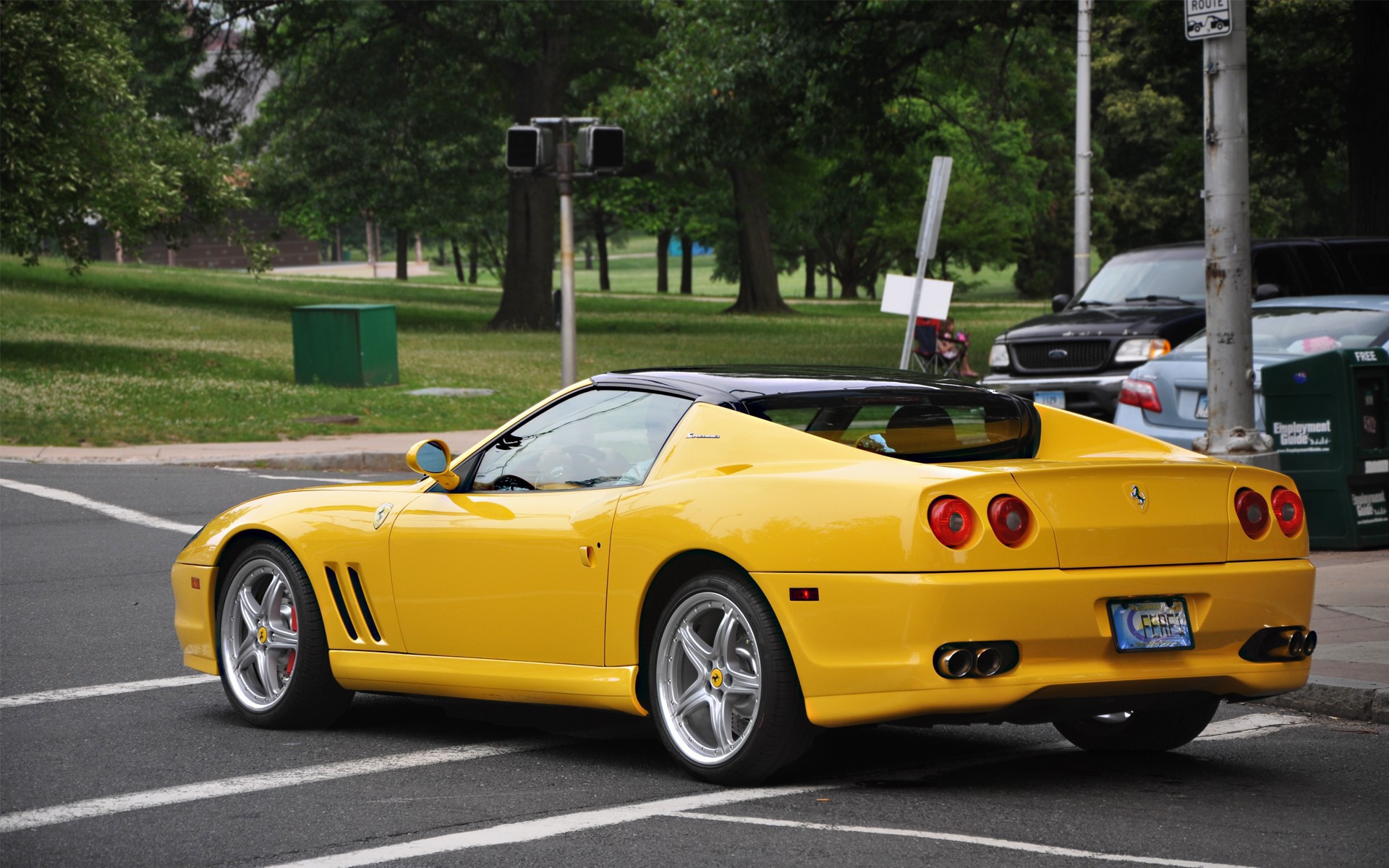Желтый спортивный Феррари
