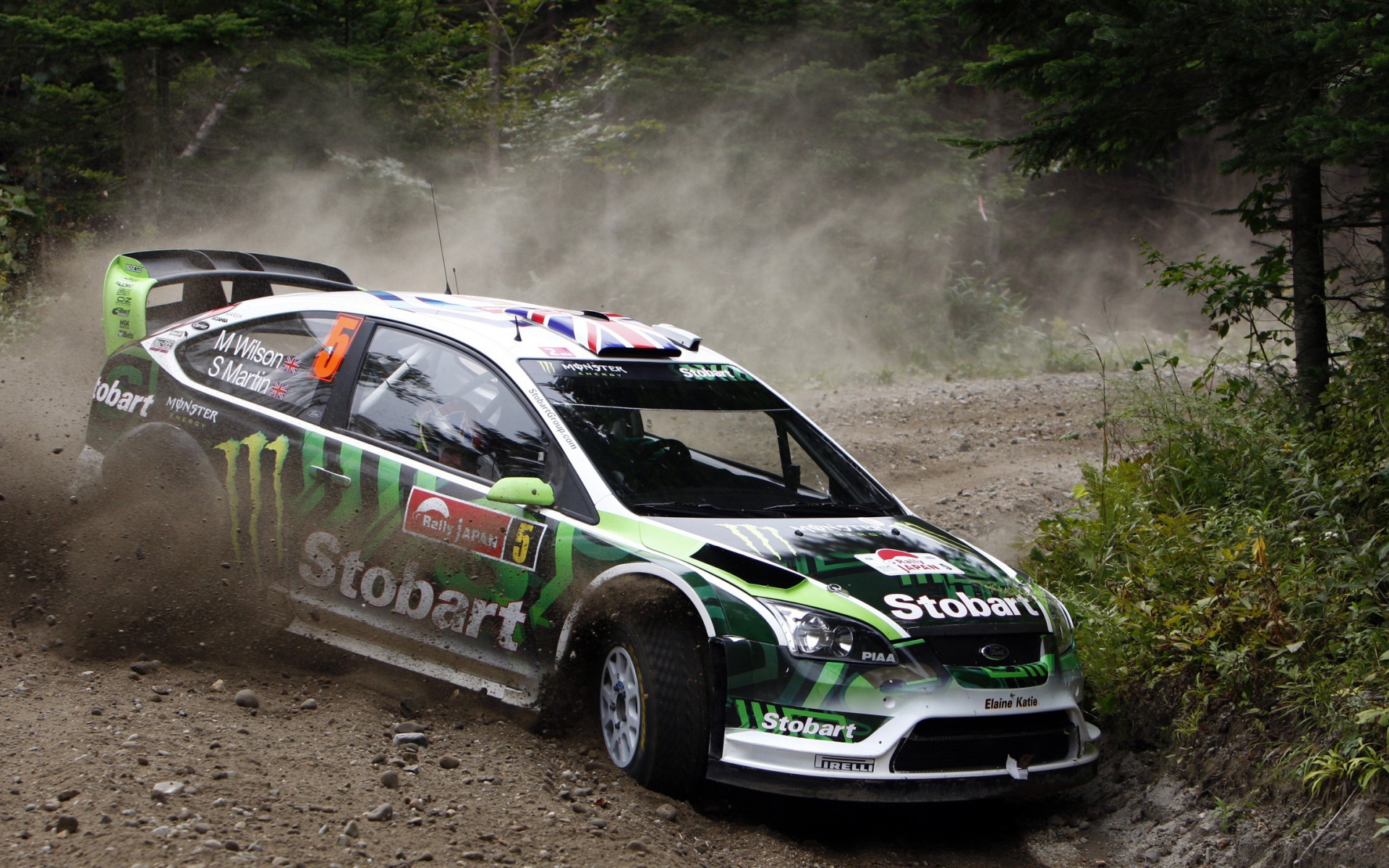 Спортивный форд занесло на дороге