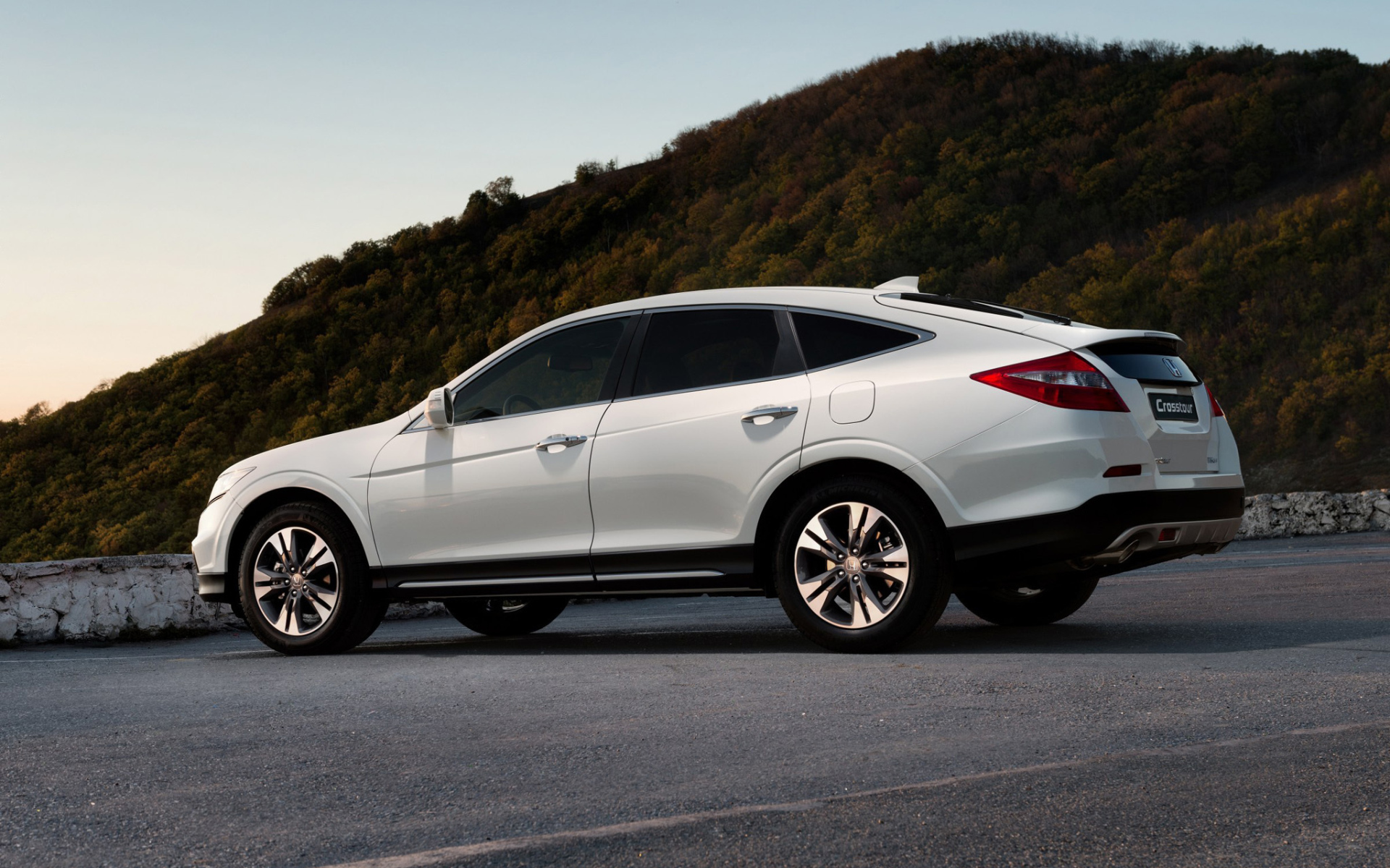 Автомобиль Honda Crosstour на дороге