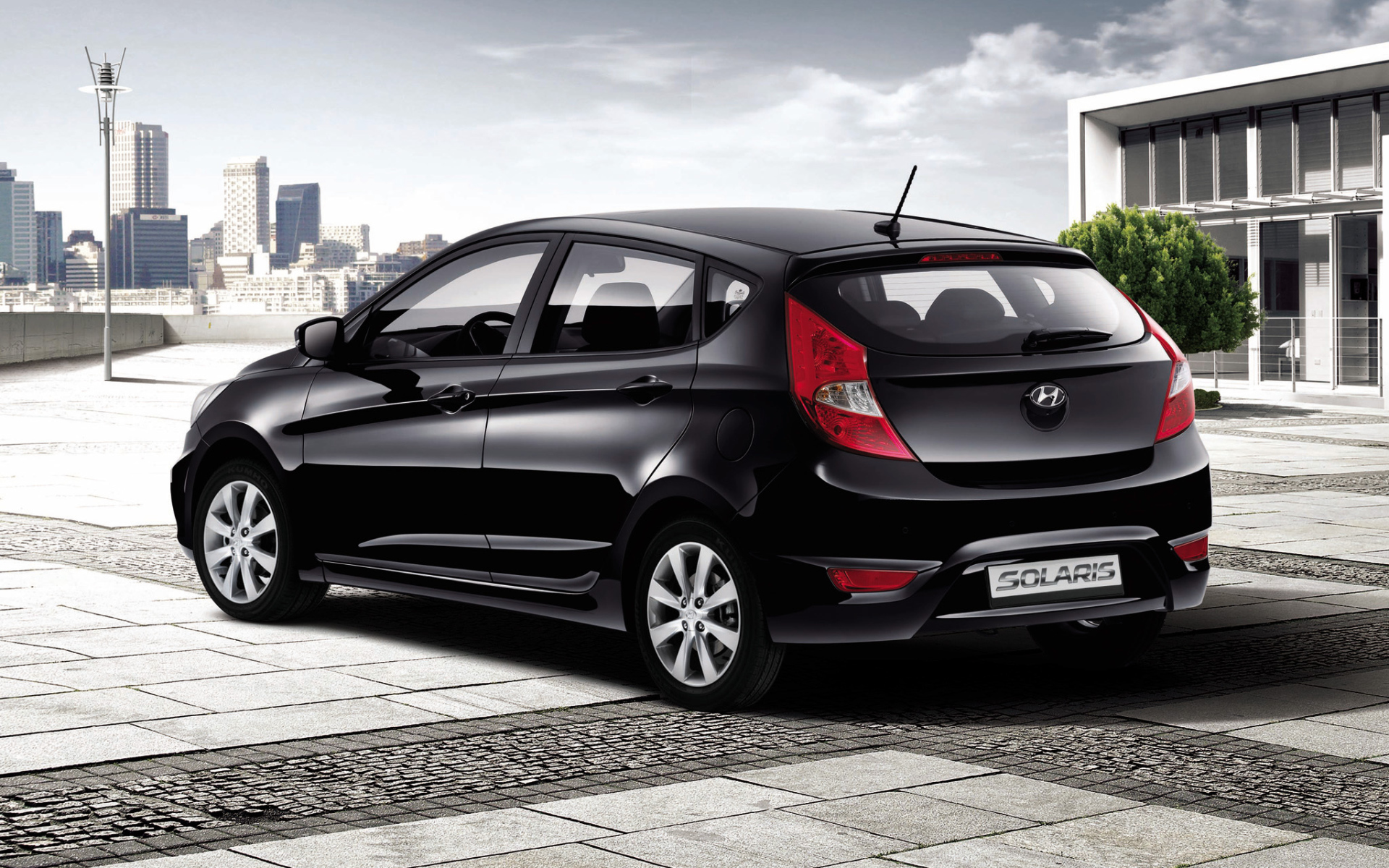 Красивый автомобиль Hyundai Solaris в Москве