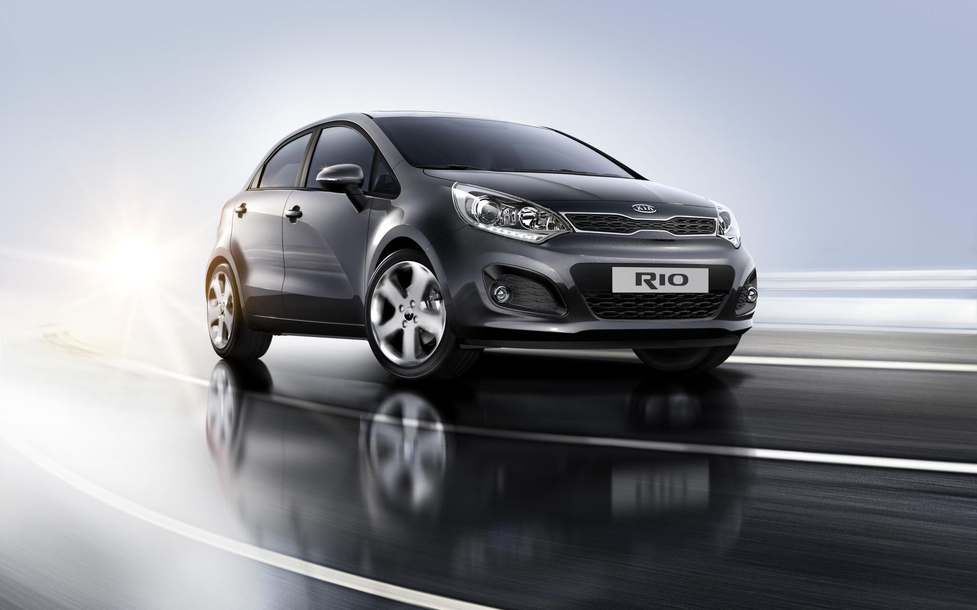 Автомобиль Kia  Rio на дороге