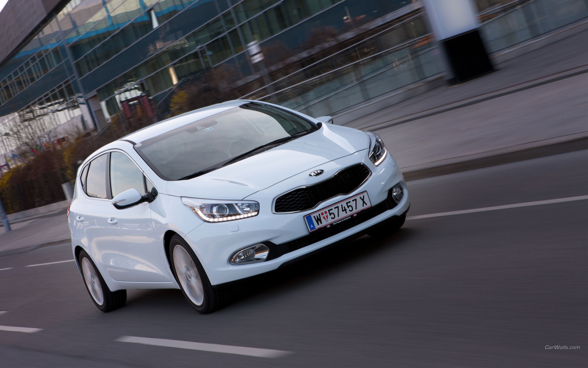 Белый автомобиль на улице