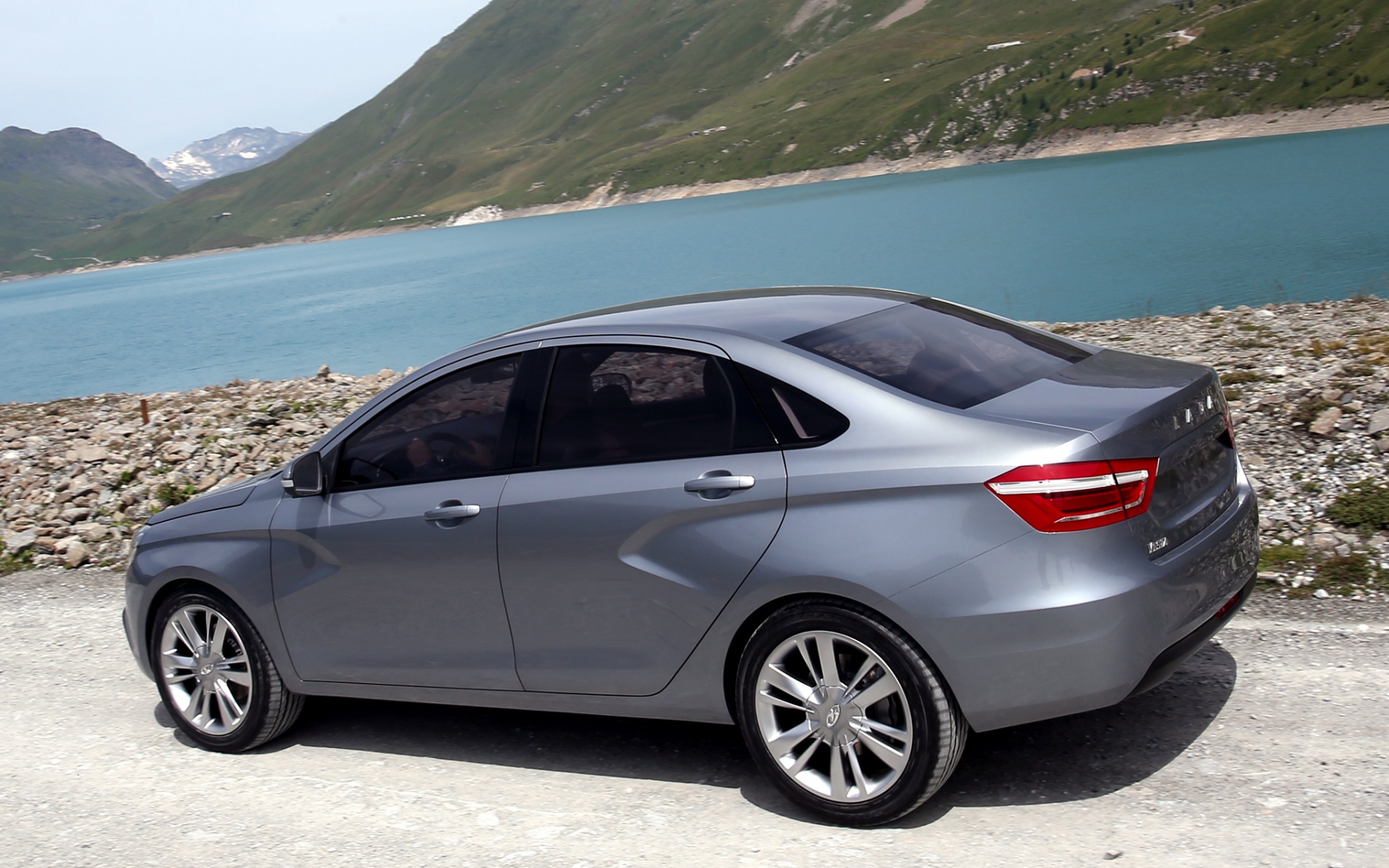 Лада Веста у воды