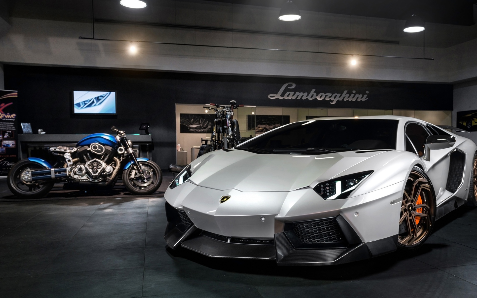 Серебристый Lamborghini Aventador