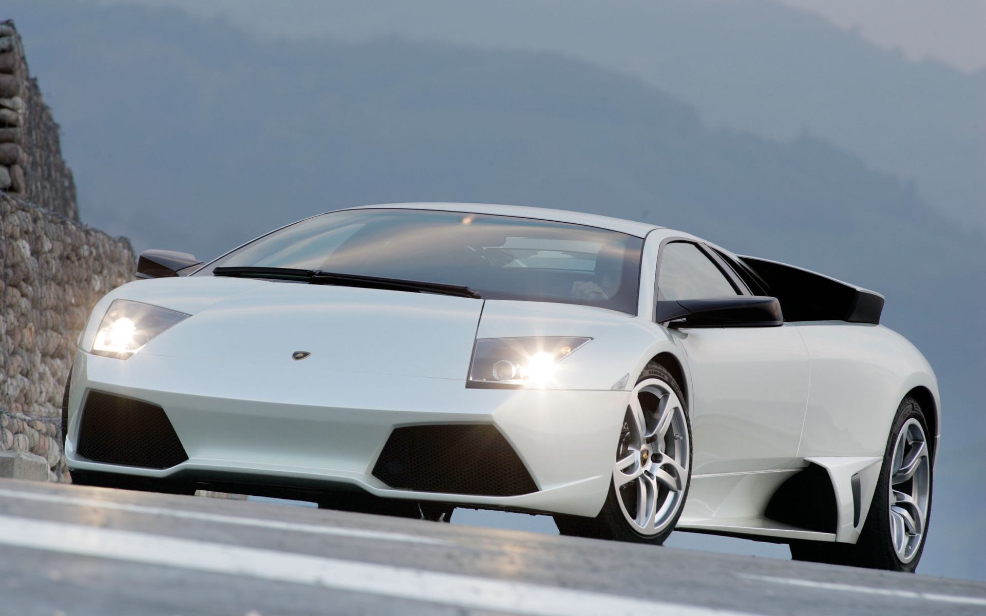 Автомобиль Lamborghini Murcielago на дороге