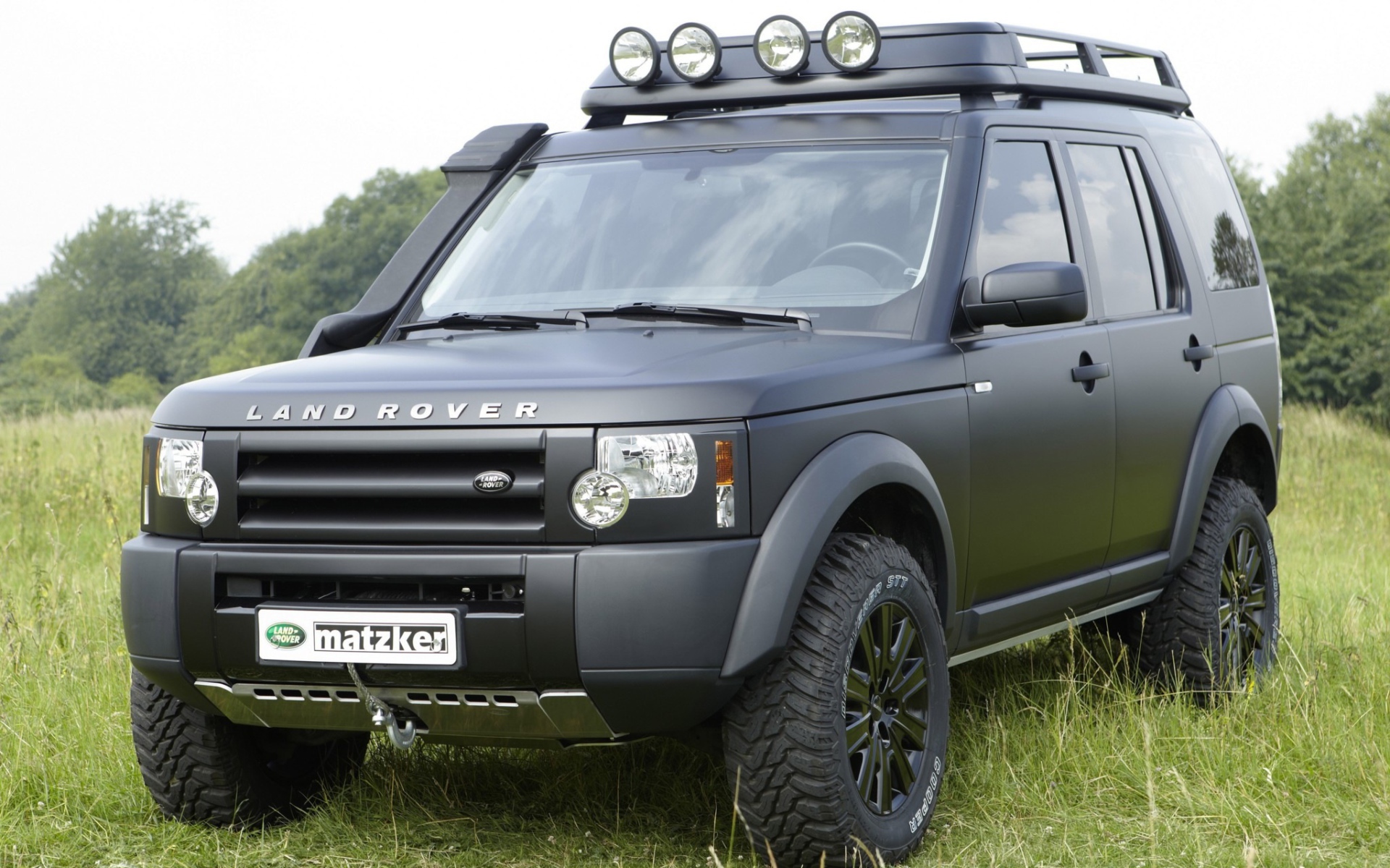  Автомобиль Land Rover Defender на дороге