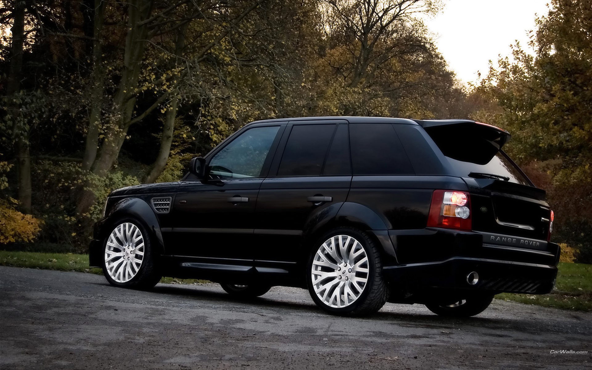 Черный Лэнд Ровер на природе