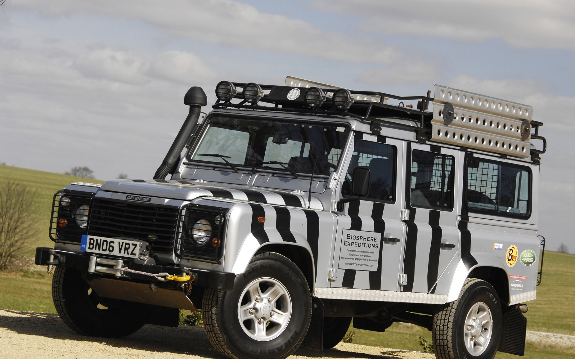 Новая машина Land Rover Defender