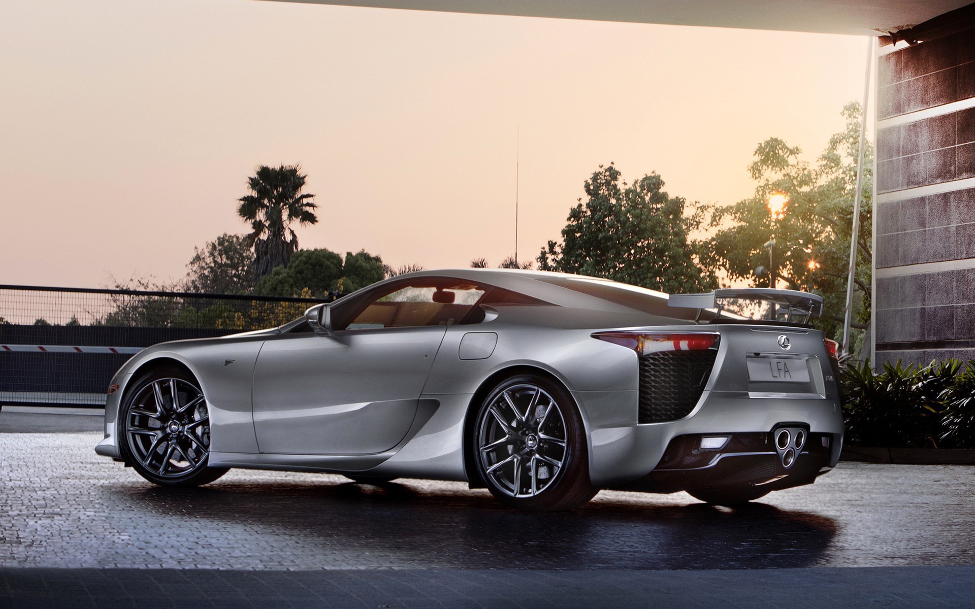 Серебристый Лексус