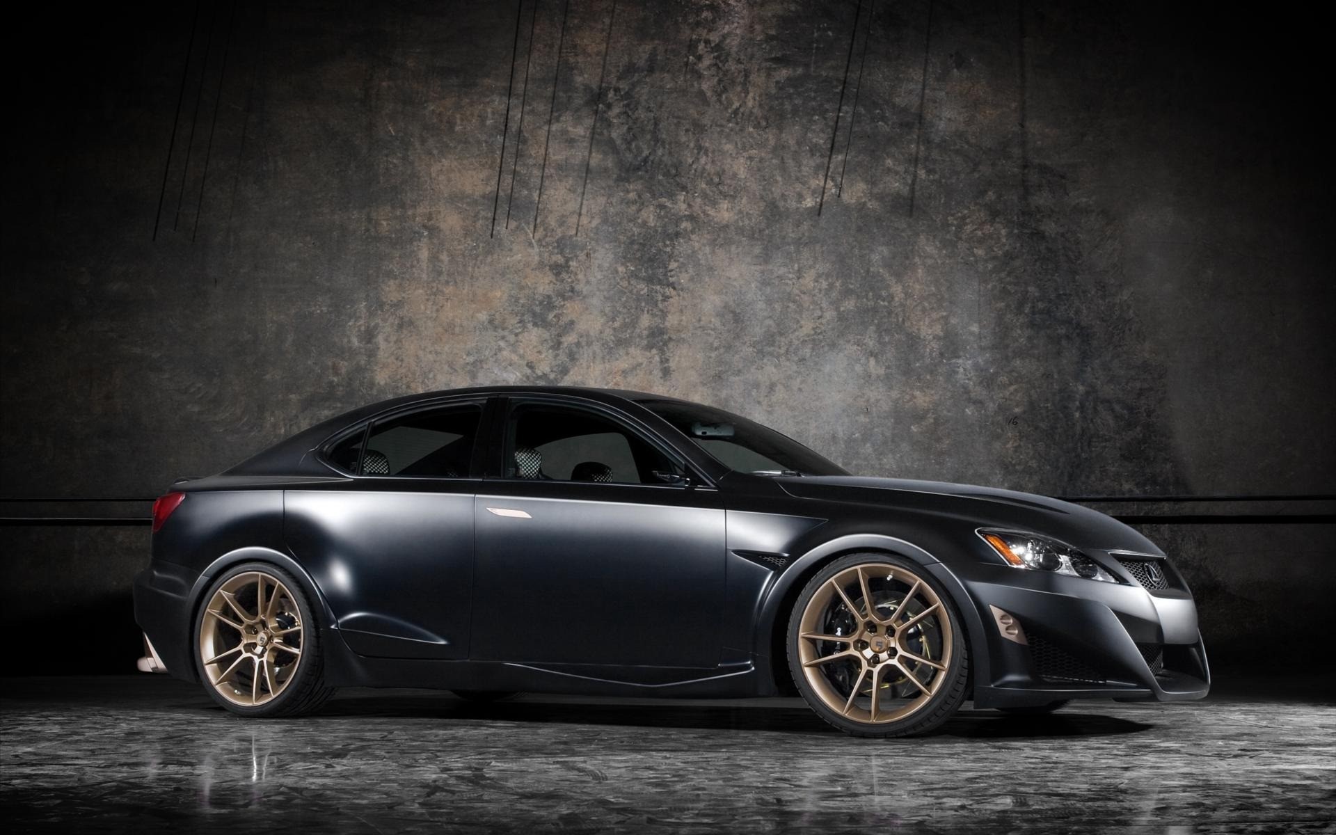 Лексус у бетонной стены