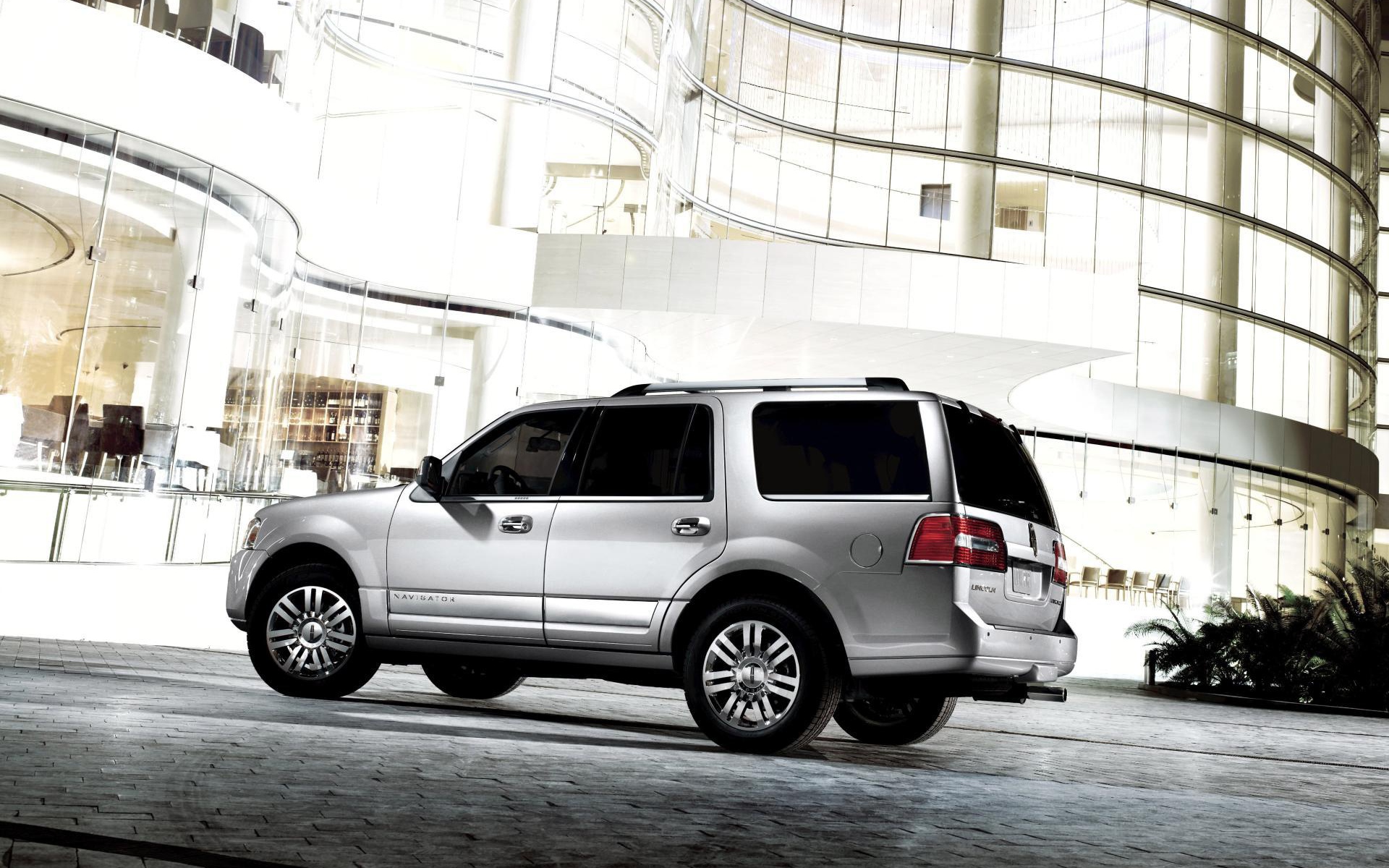 Красивый автомобиль Lincoln Navigator 2014 в Москве