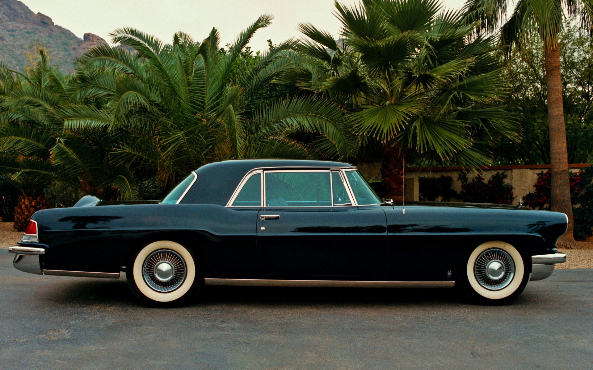 Красивый автомобиль Lincoln Continental в Москве