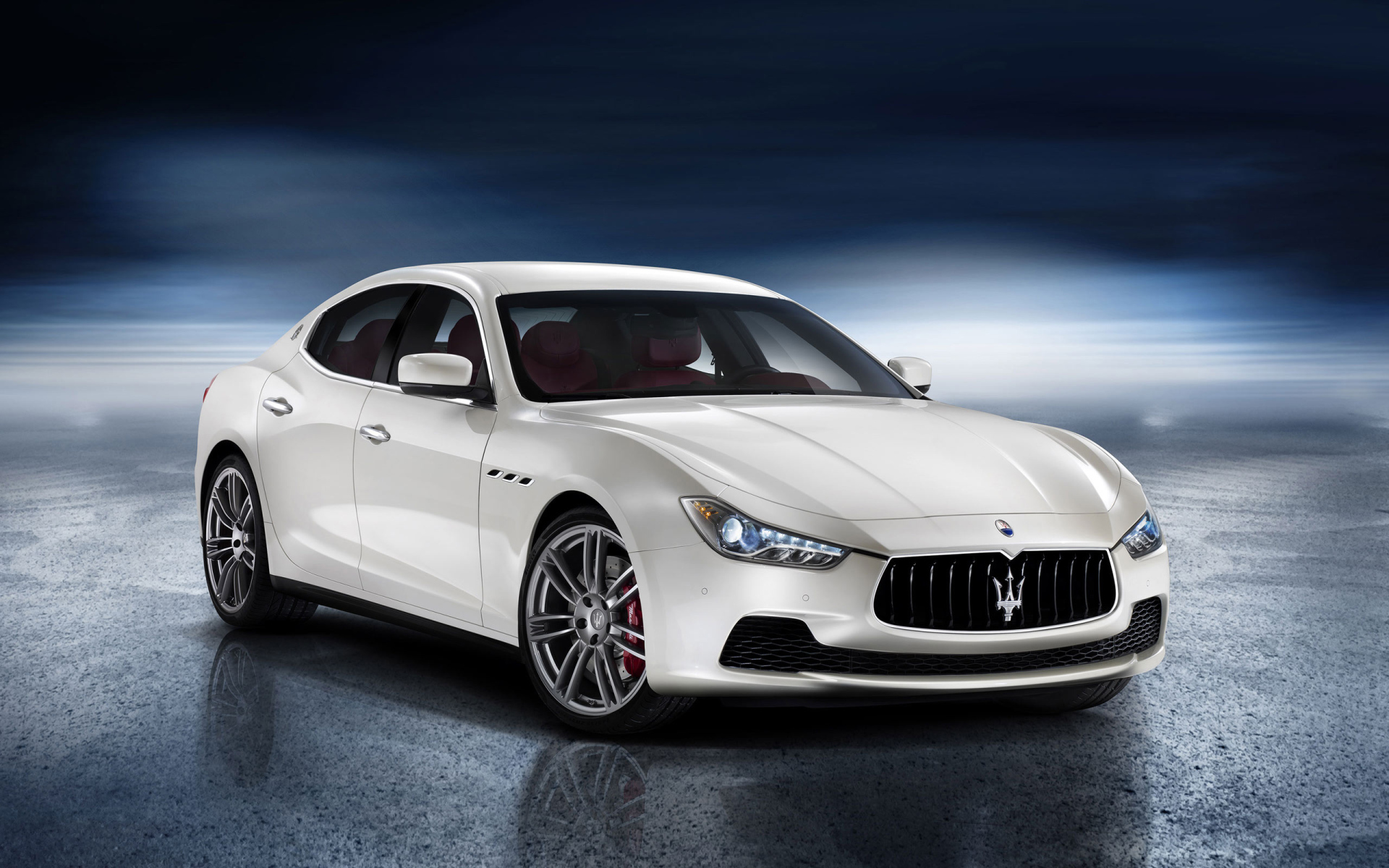 Автомобиль Maserati Ghibli на дороге