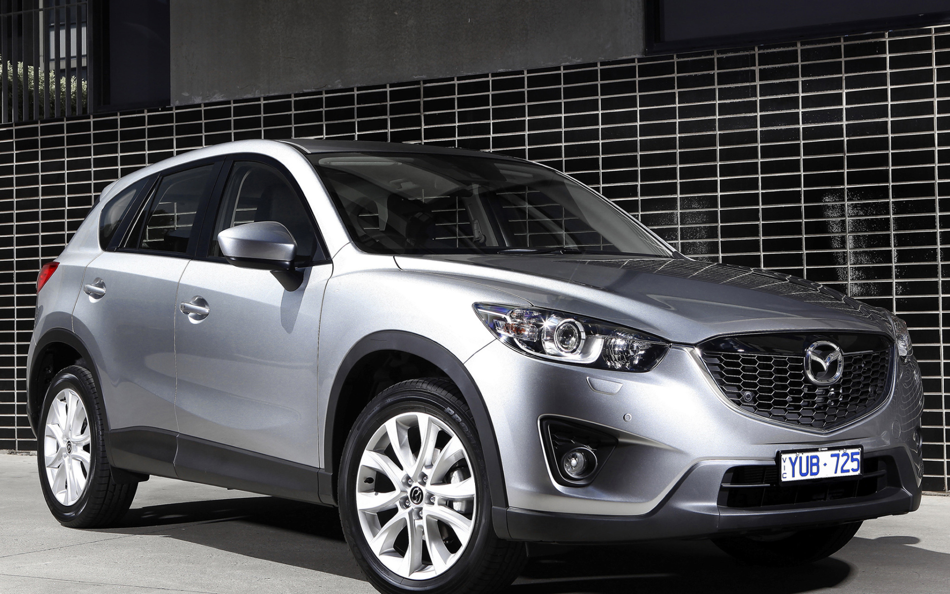 Красивый автомобиль Mazda CX 5