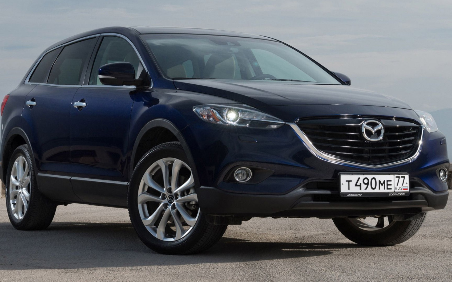 Красивый автомобиль Mazda CX 9 в Москве