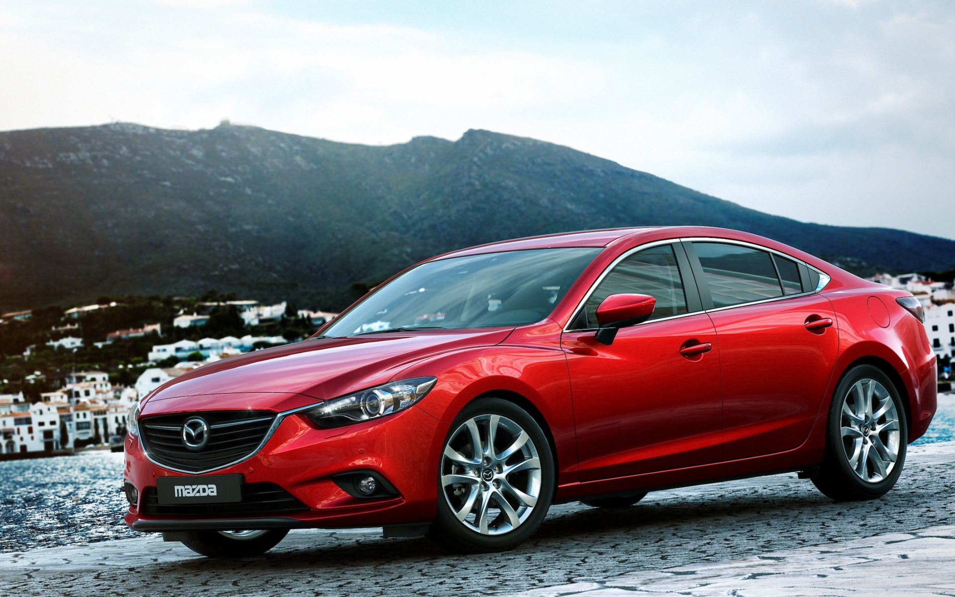 Автомобиль Mazda 6 на дороге