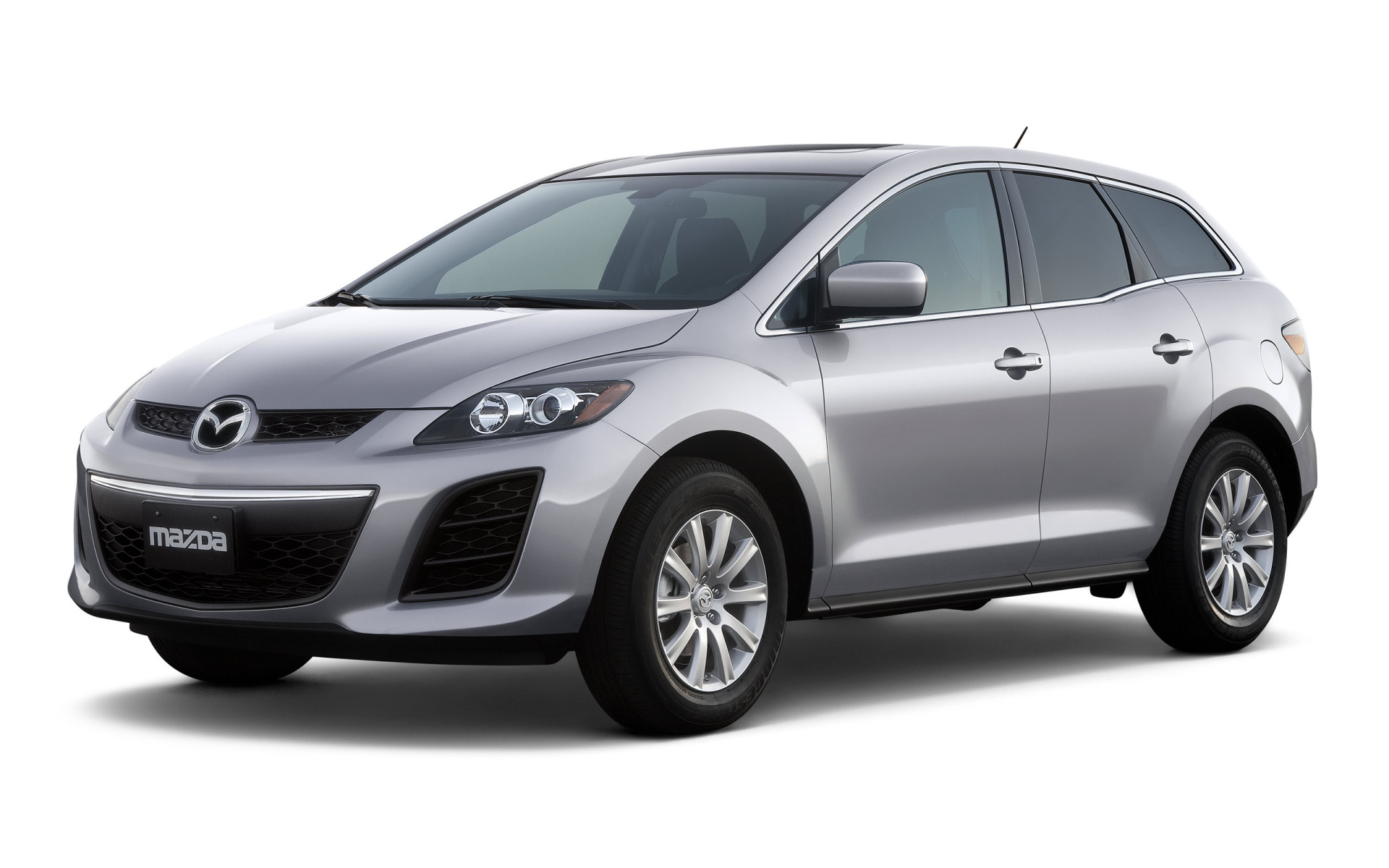 Автомобиль Mazda CX 7 на дороге