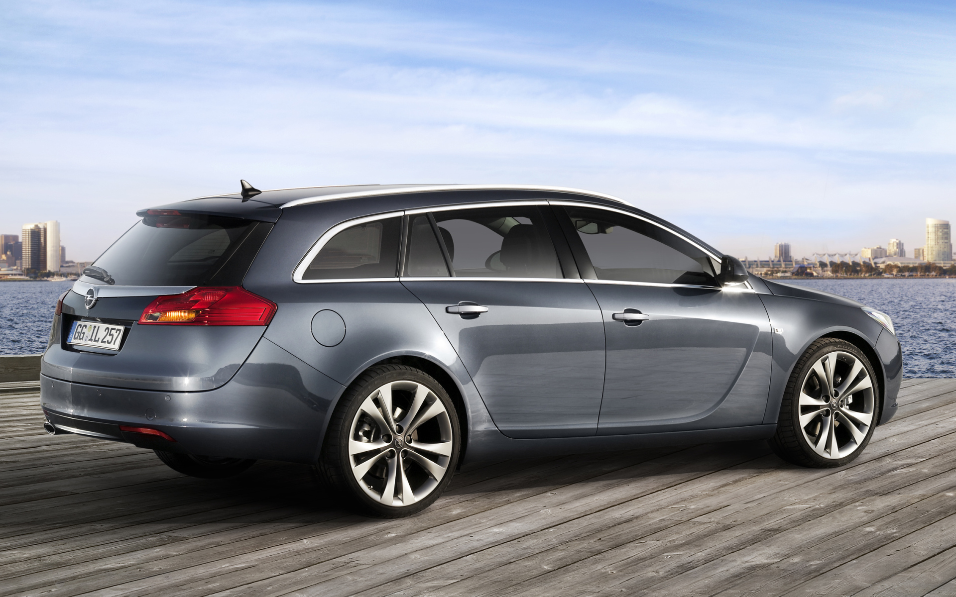 Красивый автомобиль Opel Insignia