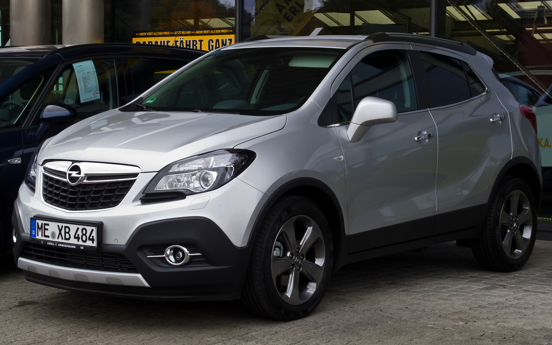 Красивый автомобиль Opel Mokka в Москве